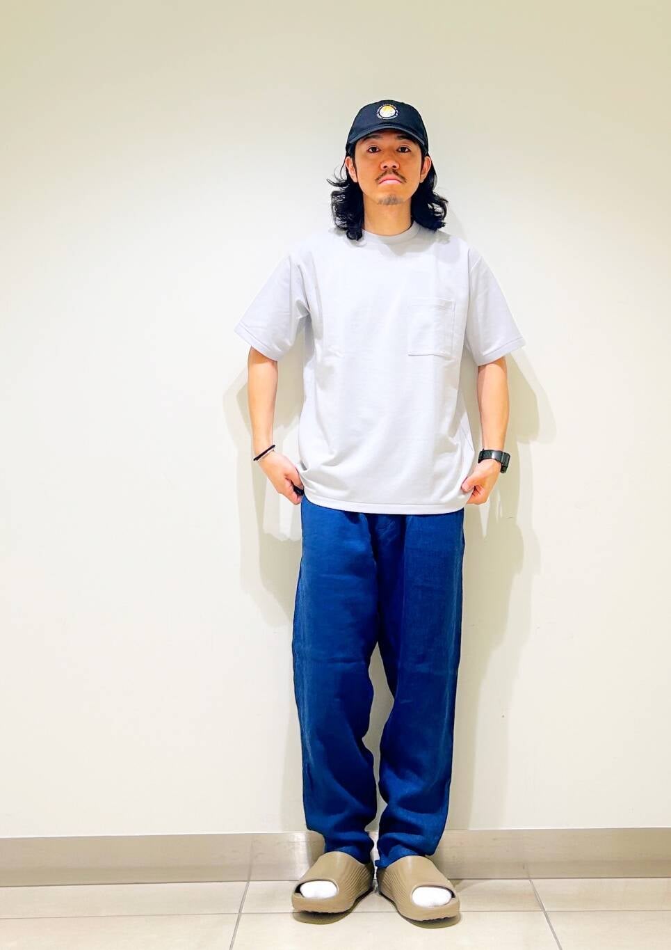 「カジュアル、Tシャツ、urbanresearchdoors、オーバーサイズ、イージーパンツ、オーバーシルエット、サンダル、キャップ、トラウザー、低身長、アーバンリサーチドアーズ、リネン、doors、ルーズ、ゆったり」｜「URBAN RESEARCH DOORSの『イージーケア』ポンチポケットショートスリーブTシャツ（Tシャツ/カットソー、グレー系）」を使った、DAIKI TAKEYAさん（メンズ・165cm）の夏コーディネートの2枚目の写真