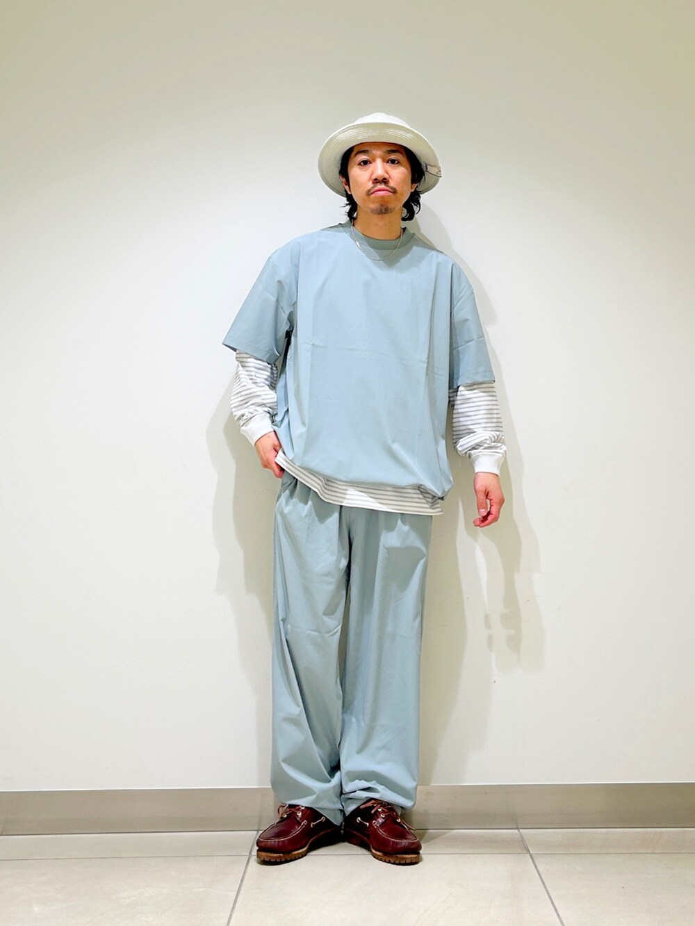 グリーン系のTシャツ/カットソー、ホワイト系のTシャツ/カットソー、グリーン系のその他パンツを着用したメンズの春コーディネートの5枚目の写真