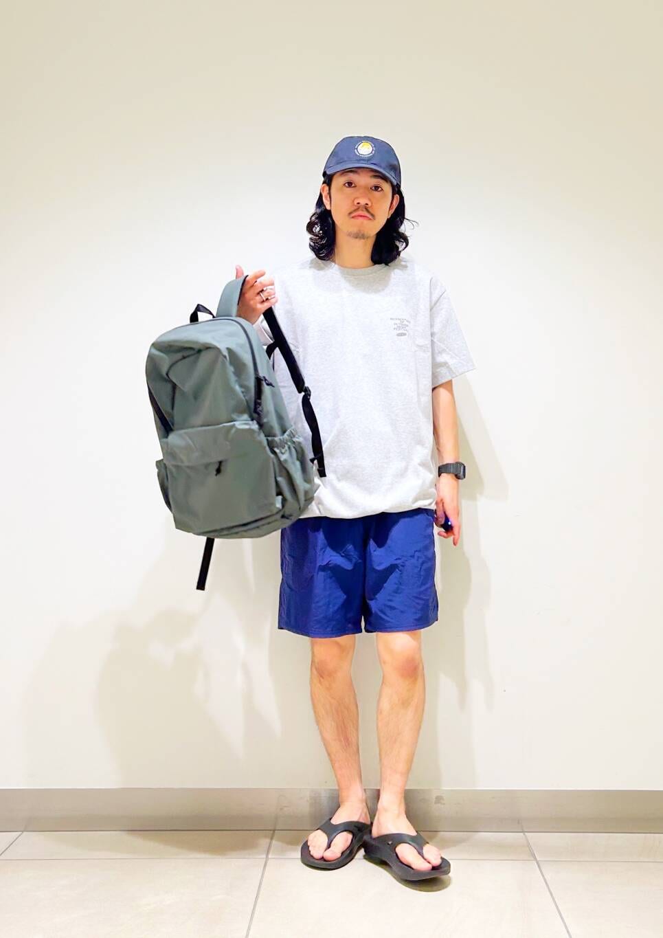 「カジュアル、Tシャツ、urbanresearchdoors、オーバーサイズ、イージーパンツ、オーバーシルエット、サンダル、キャップ、アウトドア、機能素材、NIKE、低身長、アーバンリサーチドアーズ、ショーツ、doors」｜「OOFOSのOOFOS　Ooriginal（サンダル、ブラック系）」を使った、DAIKI TAKEYAさん（メンズ・165cm）の夏コーディネートの3枚目の写真
