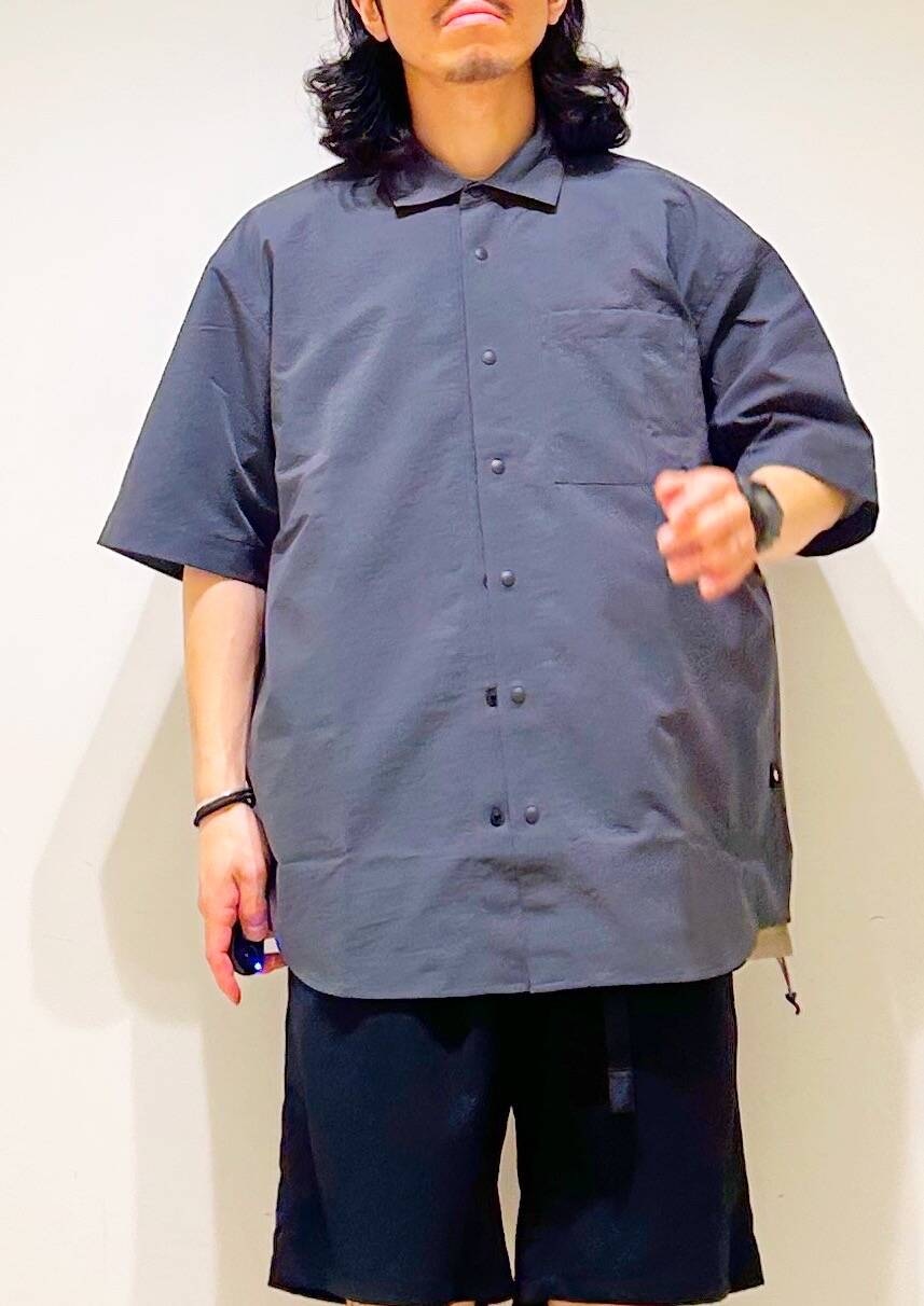 「シャツ、カジュアル、Tシャツ、urbanresearchdoors、オーバーサイズ、イージーパンツ、オーバーシルエット、サンダル、キャップ、アウトドア、機能素材、半袖シャツ、低身長、アーバンリサーチドアーズ」｜「Gramicciの『別注』GRAMICCI　Stretch Gabardine Short（その他パンツ、ブルー系）」を使った、DAIKI TAKEYAさん（メンズ・165cm）の夏コーディネートの9枚目の写真