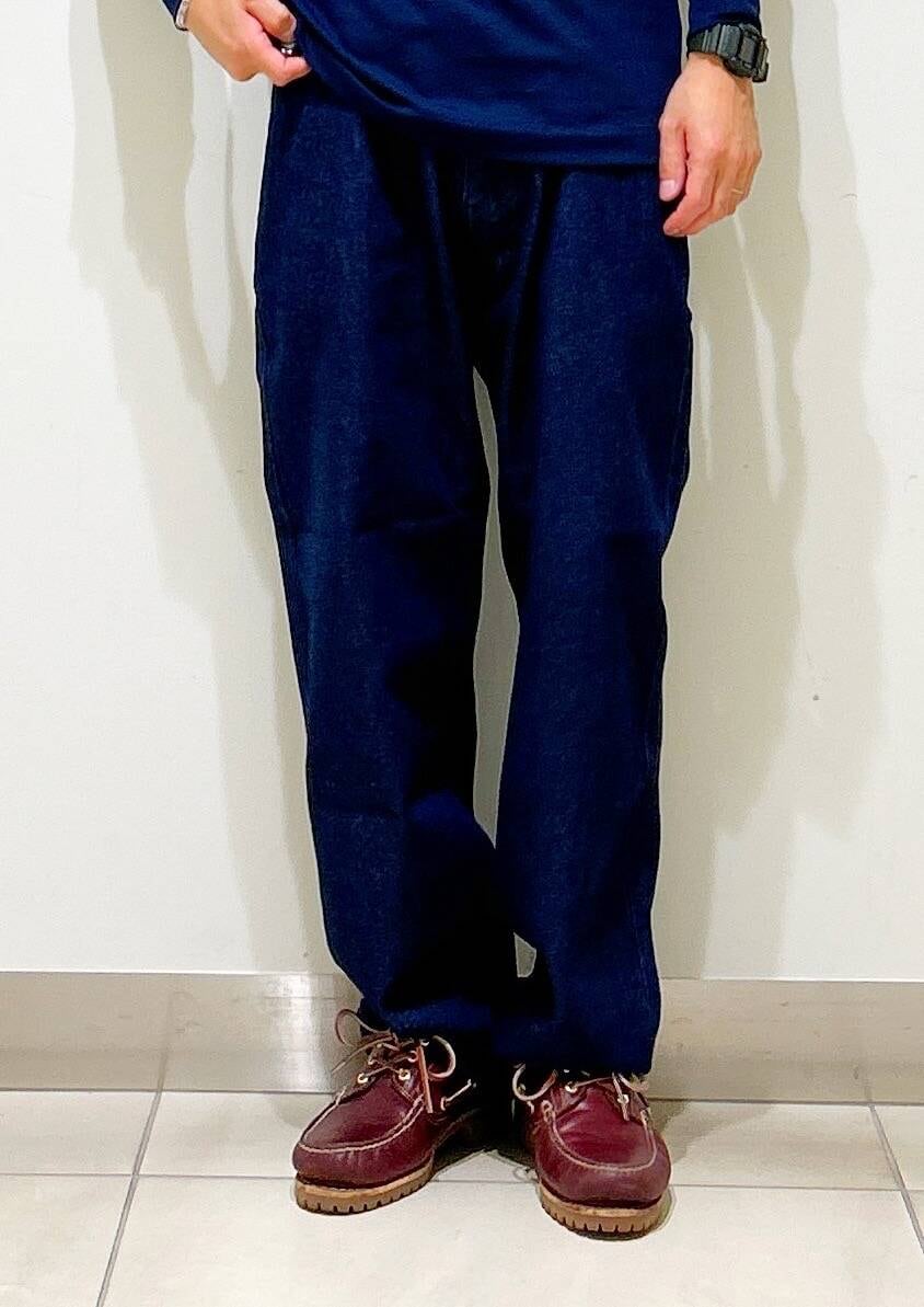 ブルー系のデニムパンツ、ブルー系のTシャツ/カットソー、イエロー系のニットキャップ/ビーニーを着用したメンズの秋コーディネートの9枚目の写真