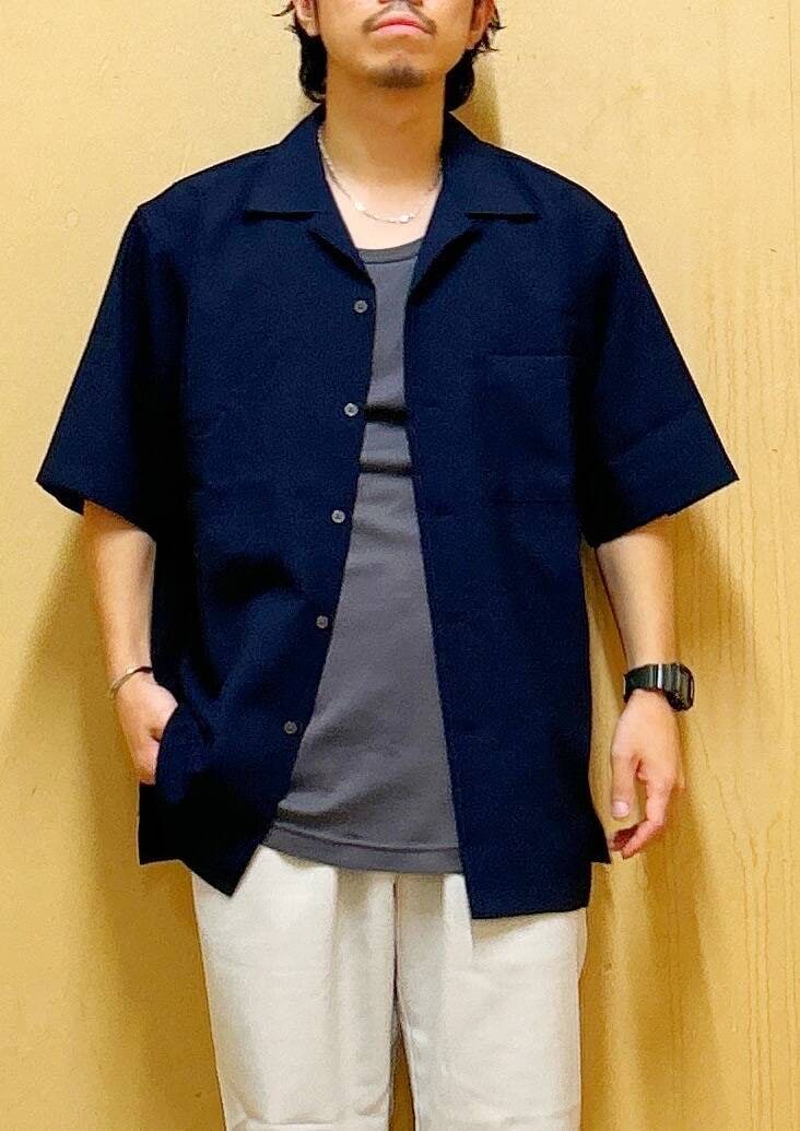 グレー系のタンクトップ、ホワイト系のその他パンツ、ブルー系のシャツ/ブラウスを着用したメンズの夏コーディネートの8枚目の写真
