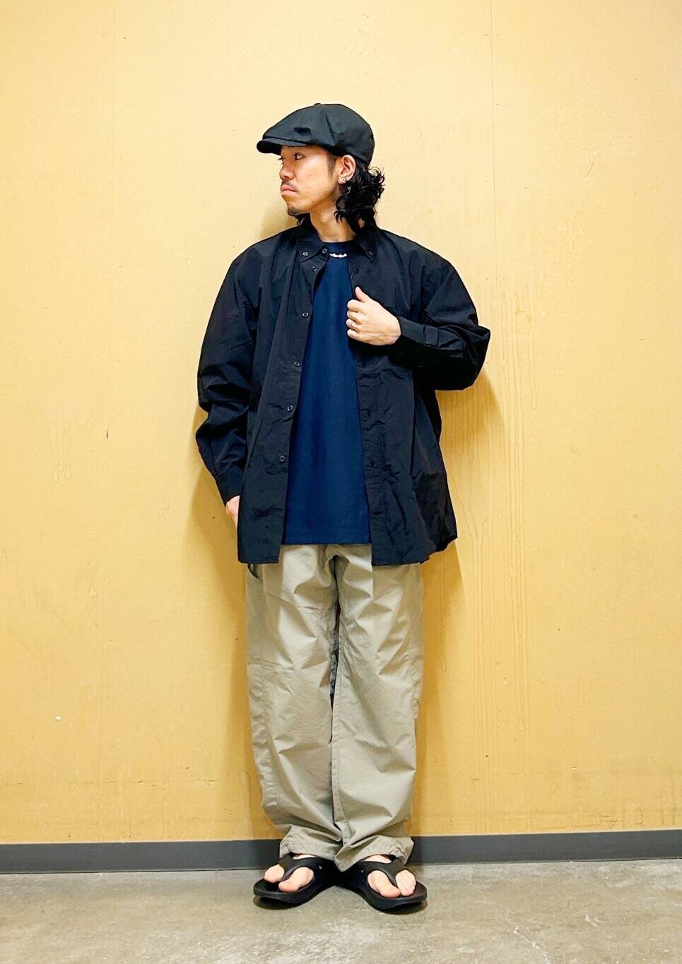 「シャツ、カジュアル、Tシャツ、urbanresearchdoors、オーバーサイズ、イージーパンツ、オーバーシルエット、サンダル、champion、アウトドア、チャンピオン、機能素材、トラウザー、クレイジーパターン」｜「OOFOSのOOFOS　Ooriginal（サンダル、ブラック系）」を使った、DAIKI TAKEYAさん（メンズ・165cm）の春コーディネートの4枚目の写真