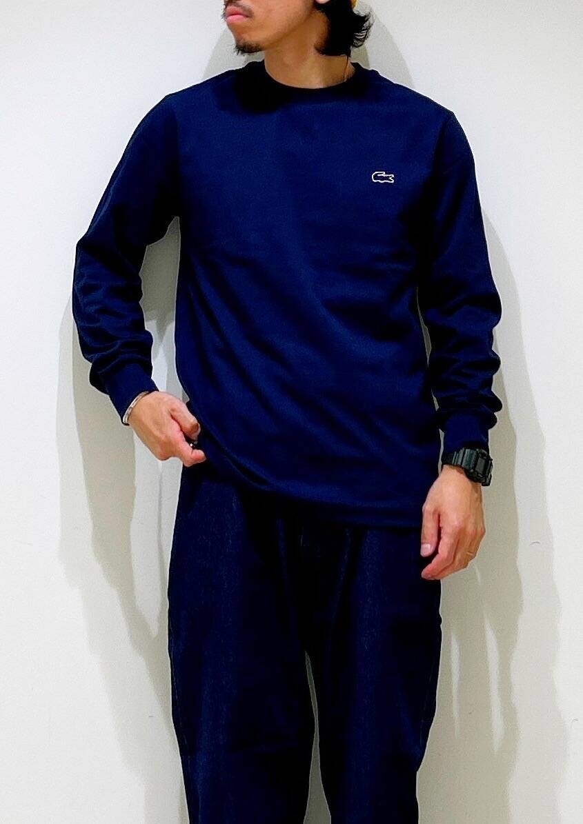 ブルー系のデニムパンツ、ブルー系のTシャツ/カットソー、イエロー系のニットキャップ/ビーニーを着用したメンズの秋コーディネートの8枚目の写真