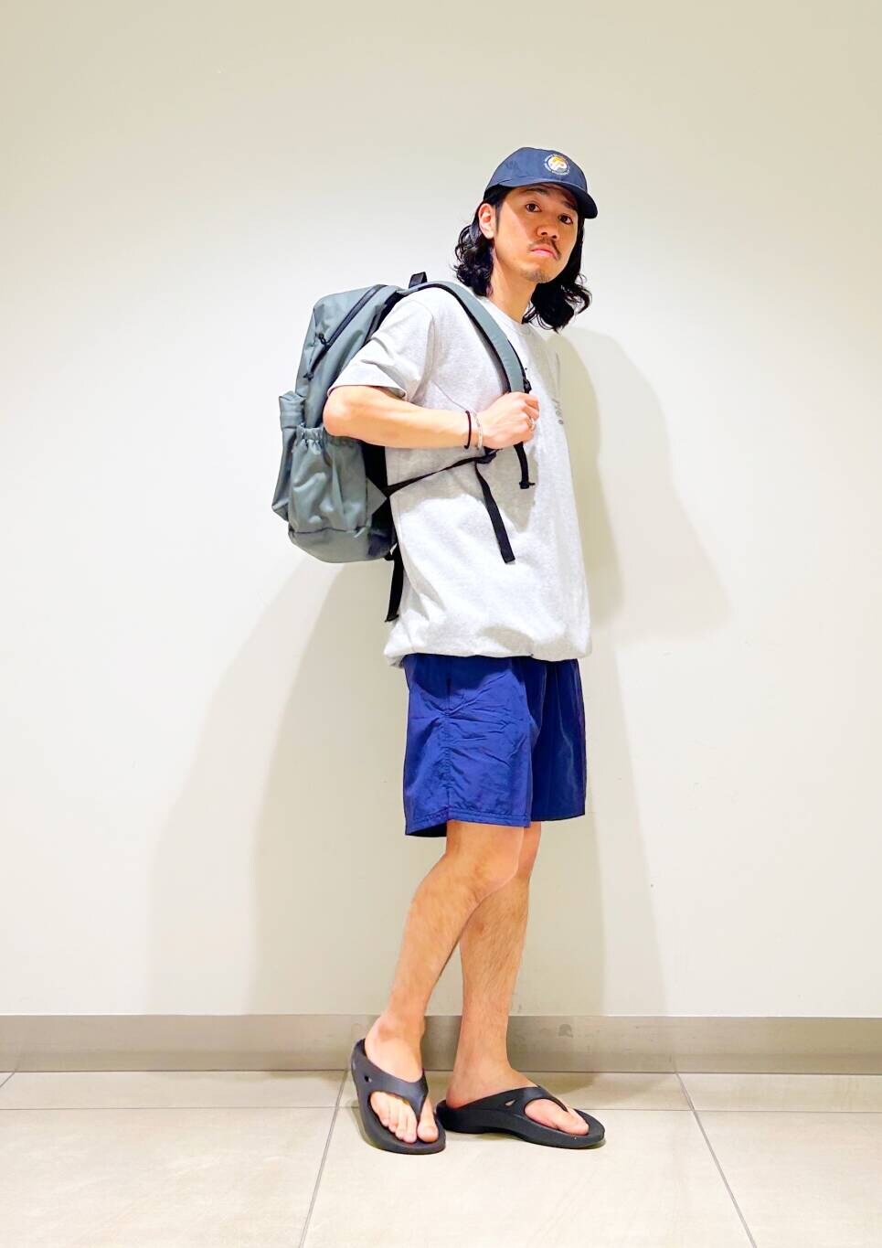 「カジュアル、Tシャツ、urbanresearchdoors、オーバーサイズ、イージーパンツ、オーバーシルエット、サンダル、キャップ、アウトドア、機能素材、NIKE、低身長、アーバンリサーチドアーズ、ショーツ、doors」｜「OOFOSのOOFOS　Ooriginal（サンダル、ブラック系）」を使った、DAIKI TAKEYAさん（メンズ・165cm）の夏コーディネートの2枚目の写真