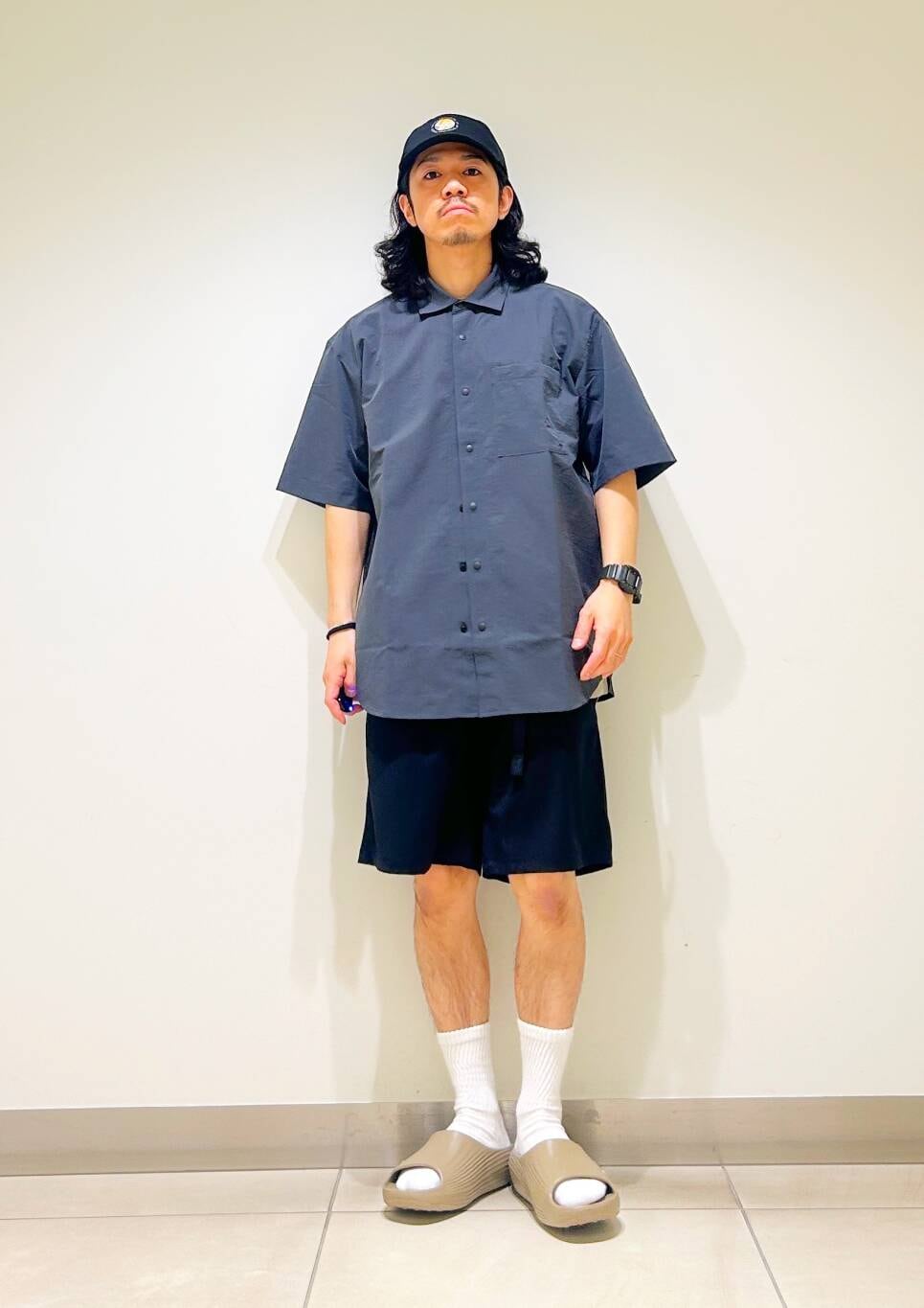 「シャツ、カジュアル、Tシャツ、urbanresearchdoors、オーバーサイズ、イージーパンツ、オーバーシルエット、サンダル、キャップ、アウトドア、機能素材、半袖シャツ、低身長、アーバンリサーチドアーズ」｜「Gramicciの『別注』GRAMICCI　Stretch Gabardine Short（その他パンツ、ブルー系）」を使った、DAIKI TAKEYAさん（メンズ・165cm）の夏コーディネートの5枚目の写真