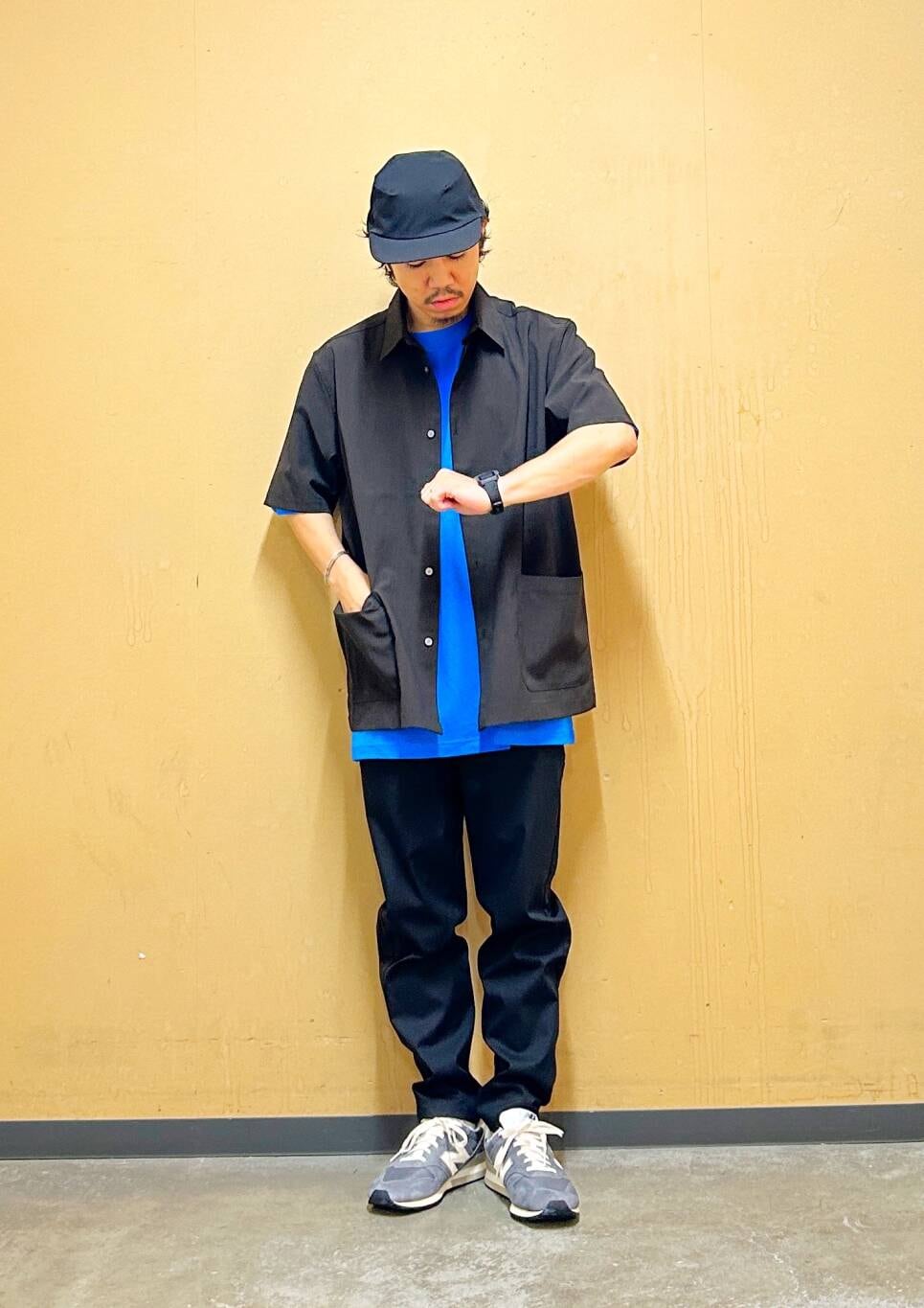 ブラウン系のシャツ/ブラウス、グレー系のスニーカー、ブルー系のシャツ/ブラウスを着用したメンズの夏コーディネートの4枚目の写真