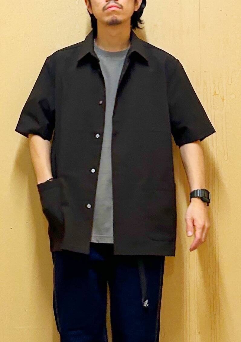 グレー系のTシャツ/カットソー、ブルー系のデニムパンツ、ブラウン系のシャツ/ブラウスを着用したメンズの夏コーディネートの7枚目の写真