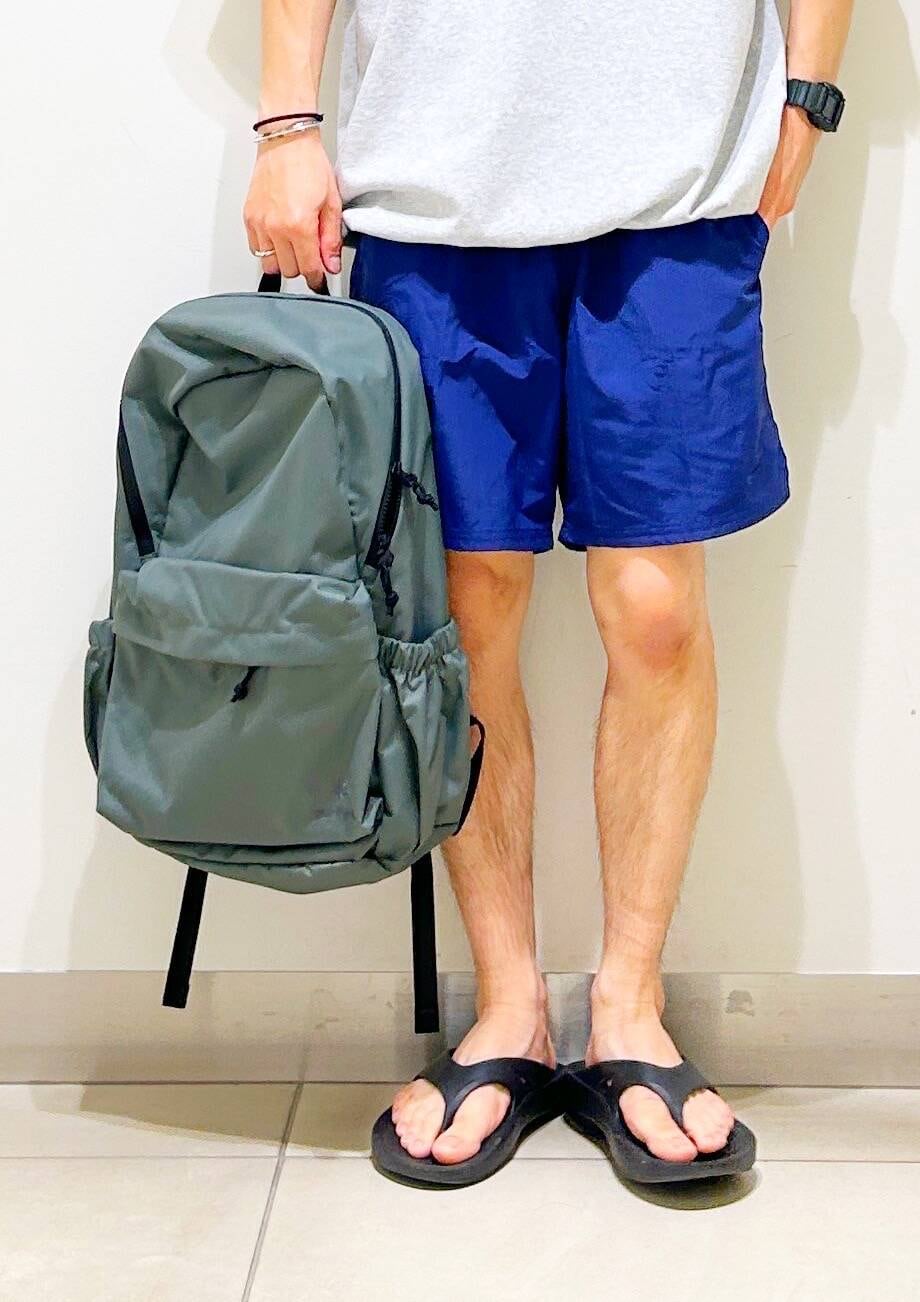 「カジュアル、Tシャツ、urbanresearchdoors、オーバーサイズ、イージーパンツ、オーバーシルエット、サンダル、キャップ、アウトドア、機能素材、NIKE、低身長、アーバンリサーチドアーズ、ショーツ、doors」｜「OOFOSのOOFOS　Ooriginal（サンダル、ブラック系）」を使った、DAIKI TAKEYAさん（メンズ・165cm）の夏コーディネートの10枚目の写真