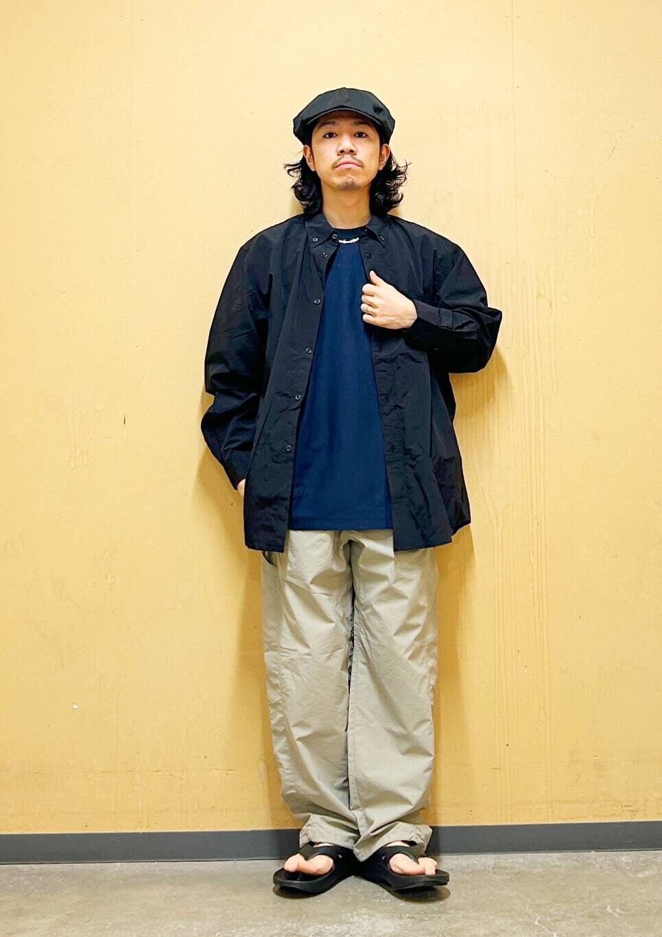 「シャツ、カジュアル、Tシャツ、urbanresearchdoors、オーバーサイズ、イージーパンツ、オーバーシルエット、サンダル、champion、アウトドア、チャンピオン、機能素材、トラウザー、クレイジーパターン」｜「OOFOSのOOFOS　Ooriginal（サンダル、ブラック系）」を使った、DAIKI TAKEYAさん（メンズ・165cm）の春コーディネートの3枚目の写真