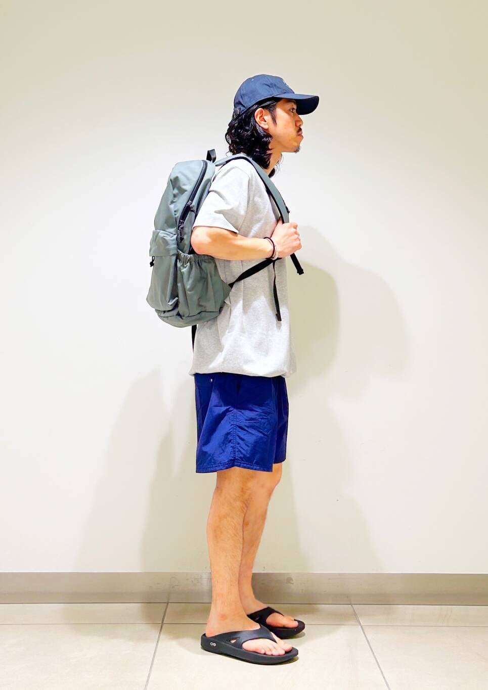 「カジュアル、Tシャツ、urbanresearchdoors、オーバーサイズ、イージーパンツ、オーバーシルエット、サンダル、キャップ、アウトドア、機能素材、NIKE、低身長、アーバンリサーチドアーズ、ショーツ、doors」｜「OOFOSのOOFOS　Ooriginal（サンダル、ブラック系）」を使った、DAIKI TAKEYAさん（メンズ・165cm）の夏コーディネートの7枚目の写真