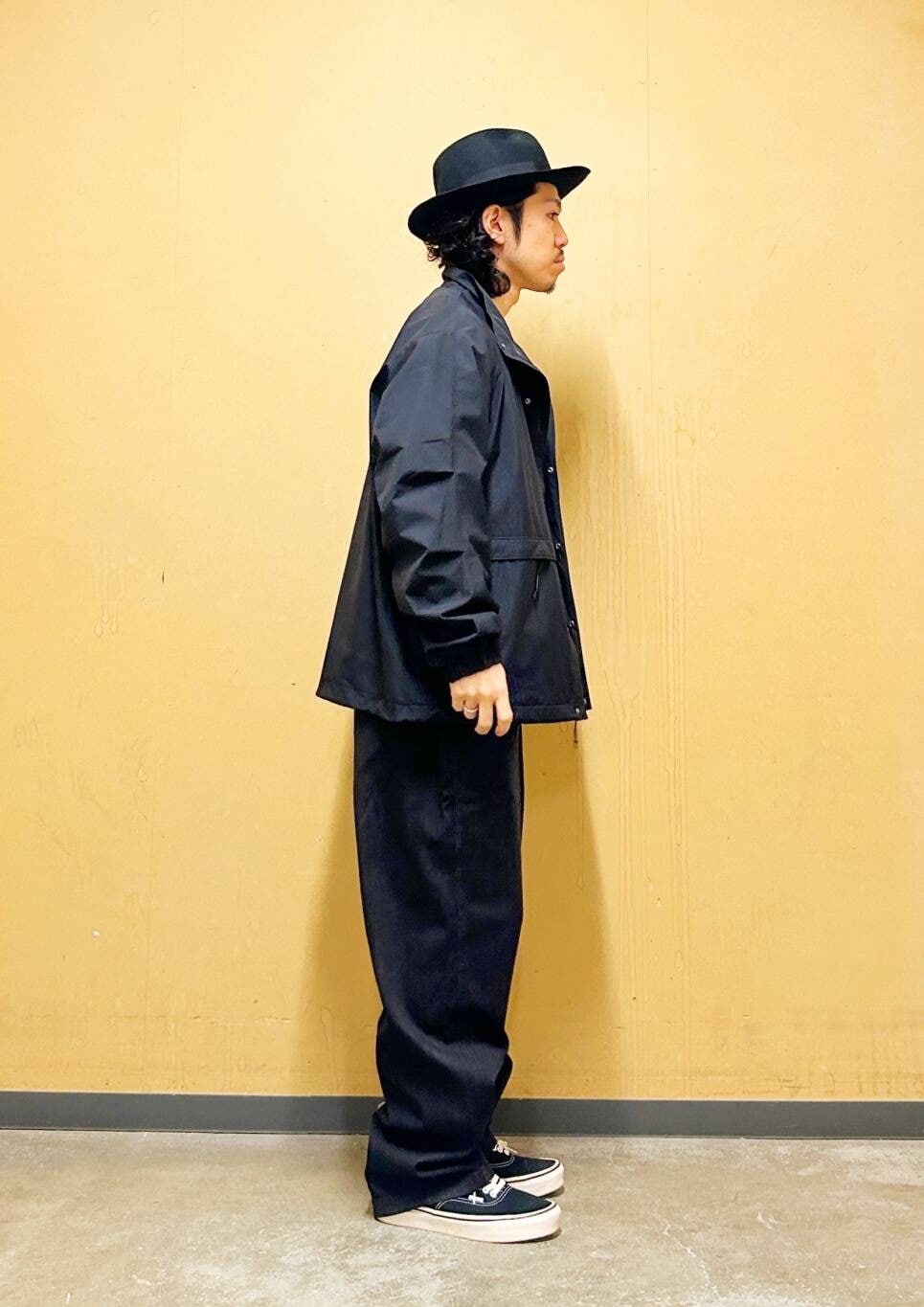 「デニム、スニーカー、ジャケット、vans、カジュアル、urbanresearchdoors、オーバーサイズ、イージーパンツ、アウター、オーバーシルエット、スウェット、デニムパンツ、Gramicci、グラミチ、ブルゾン」｜「VANSのVANS　UA Authentic（スニーカー、ブラック系）」を使った、DAIKI TAKEYAさん（メンズ・165cm）の冬コーディネートの7枚目の写真