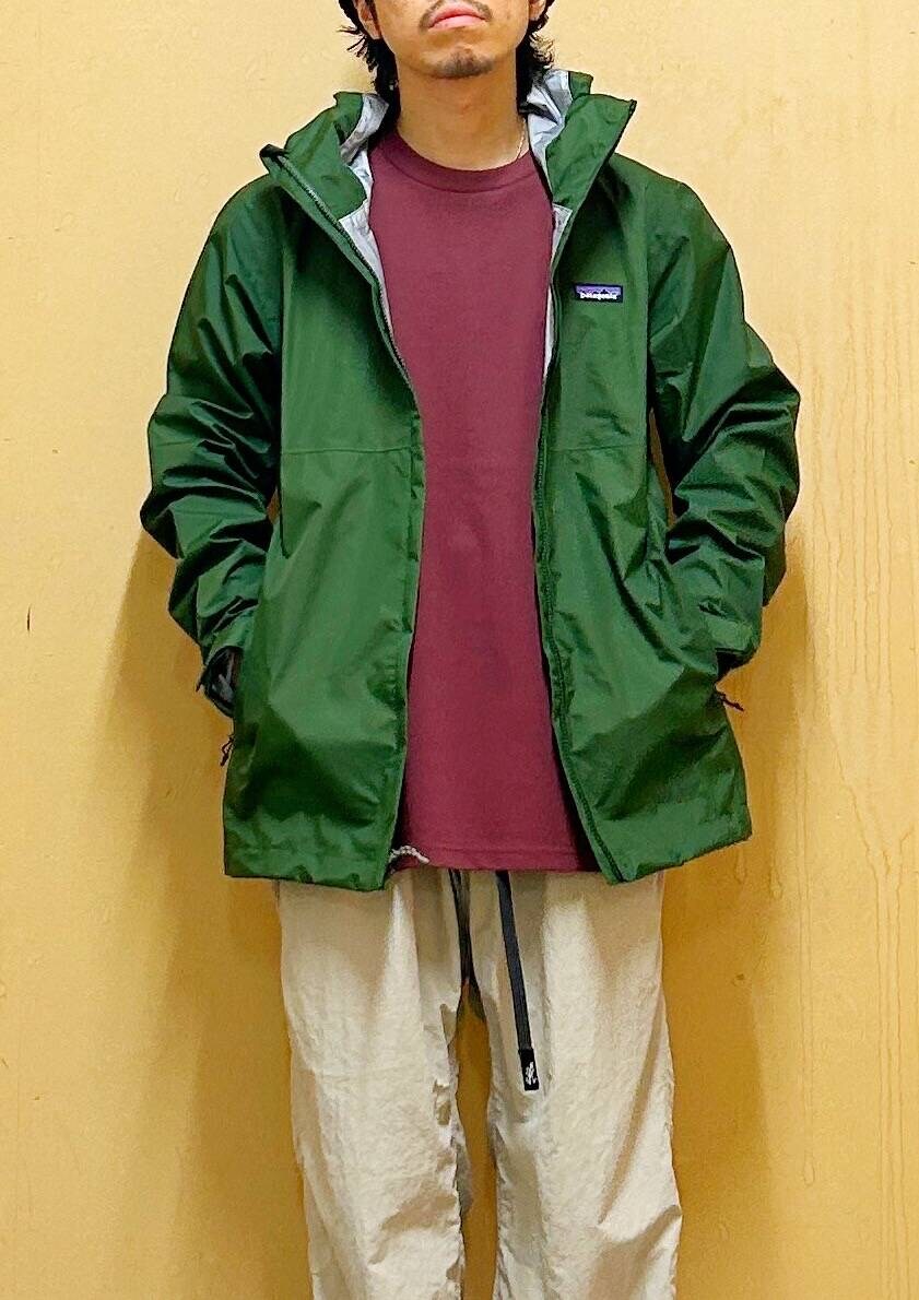 ベージュ系のその他パンツ、レッド系のTシャツ/カットソー、ホワイト系のスニーカーを着用したメンズの夏コーディネートの9枚目の写真