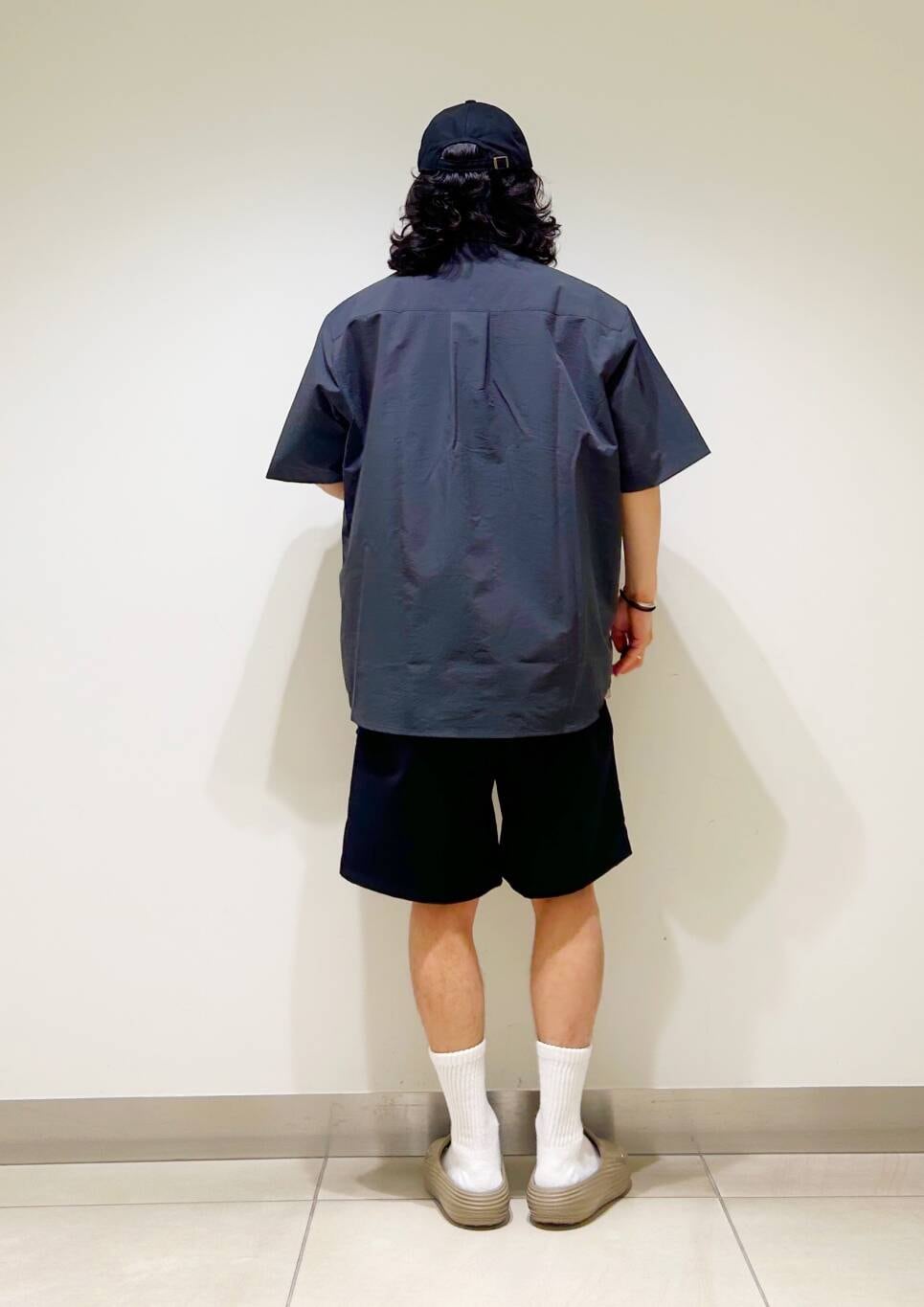 「シャツ、カジュアル、Tシャツ、urbanresearchdoors、オーバーサイズ、イージーパンツ、オーバーシルエット、サンダル、キャップ、アウトドア、機能素材、半袖シャツ、低身長、アーバンリサーチドアーズ」｜「Gramicciの『別注』GRAMICCI　Stretch Gabardine Short（その他パンツ、ブルー系）」を使った、DAIKI TAKEYAさん（メンズ・165cm）の夏コーディネートの8枚目の写真