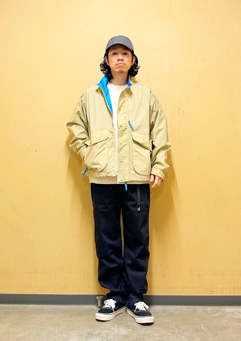 「デニム、スニーカー、vans、カジュアル、urbanresearchdoors、オーバーサイズ、イージーパンツ、アウター、オーバーシルエット、スウェット、Gramicci、グラミチ、トラウザー、低身長、アーバンリサーチドアーズ」｜「VANSのVANS　UA Authentic（スニーカー、ブラック系）」を使った、DAIKI TAKEYAさん（メンズ・165cm）の冬コーディネートの3枚目の写真