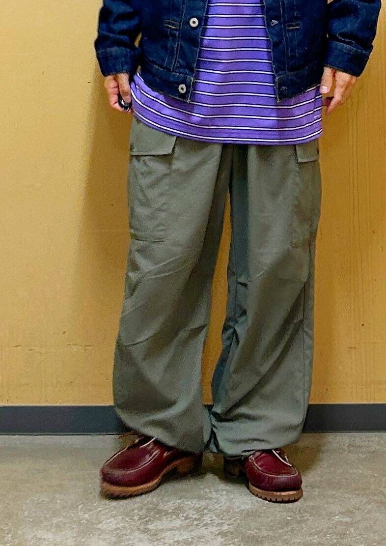 グリーン系のその他パンツ、パープル系のTシャツ/カットソー、ブルー系のデニムジャケットを着用したメンズの夏コーディネートの10枚目の写真