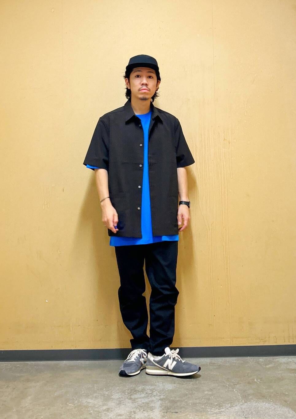 ブラウン系のシャツ/ブラウス、グレー系のスニーカー、ブルー系のシャツ/ブラウスを着用したメンズの夏コーディネートの6枚目の写真
