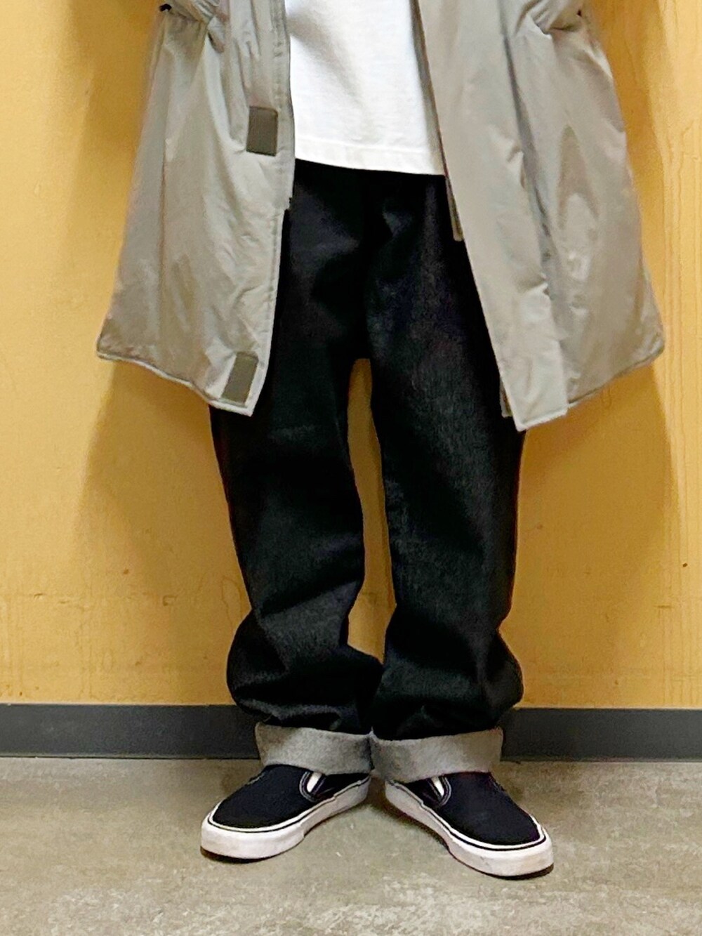 グリーン系のダウンジャケット/コート、ブラック系のデニムパンツを着用したメンズの冬コーディネートの7枚目の写真