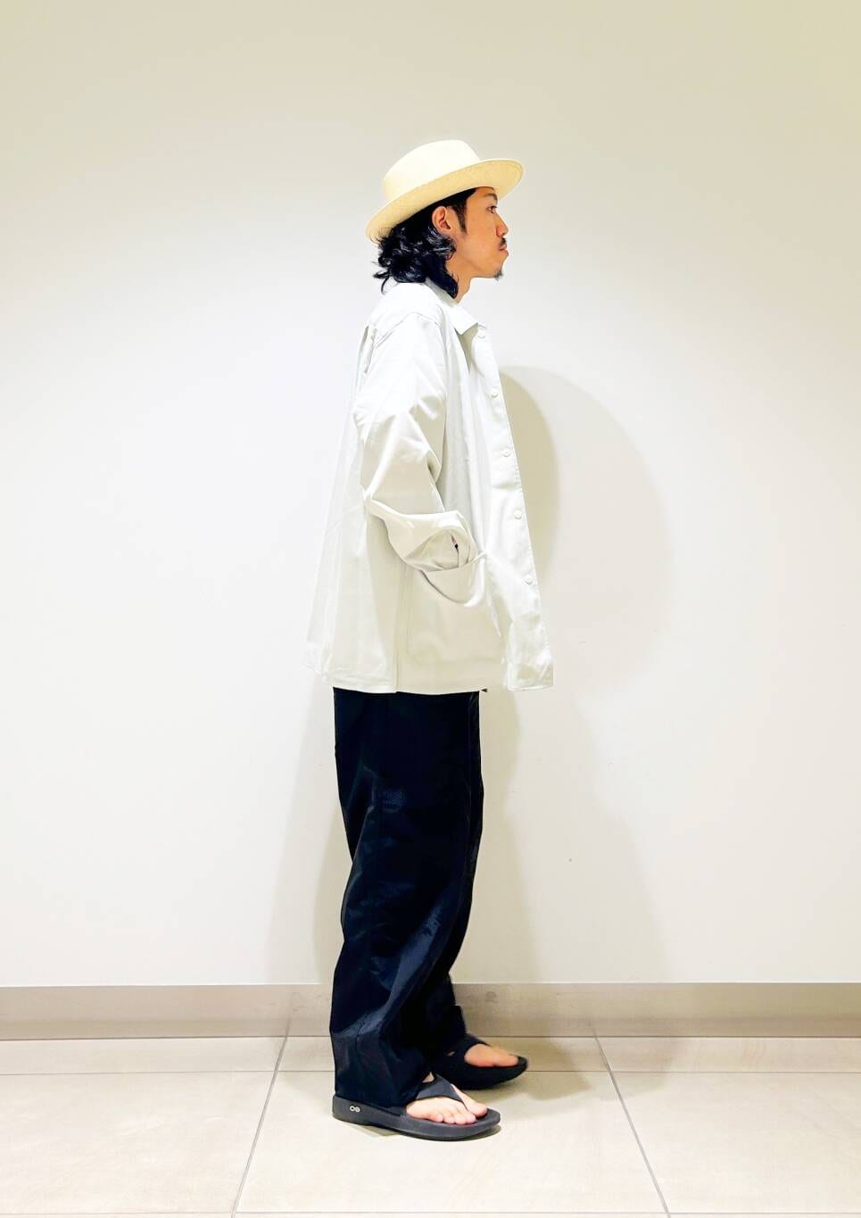 「シャツ、カジュアル、Tシャツ、urbanresearchdoors、オーバーサイズ、イージーパンツ、オーバーシルエット、機能素材、トラウザー、低身長、アーバンリサーチドアーズ、OOFOS、doors、ルーズ、ゆったり」｜「URBAN RESEARCH DOORSの『UR TECH DRYLUXE』 LONG-SLEEVE SHIRTS（シャツ/ブラウス、ベージュ系）」を使った、DAIKI TAKEYAさん（メンズ・165cm）の春コーディネートの7枚目の写真