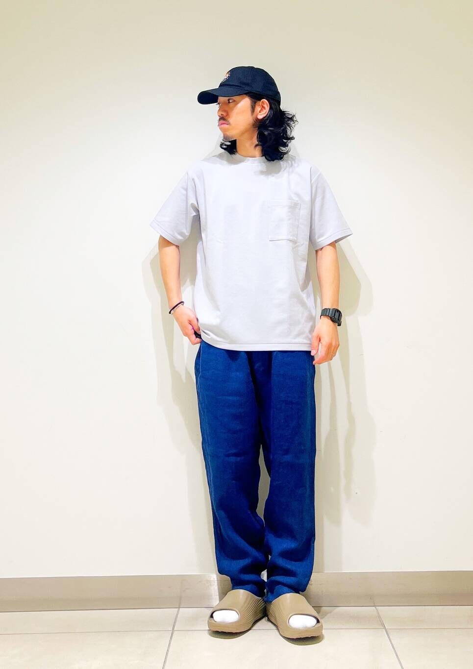 「カジュアル、Tシャツ、urbanresearchdoors、オーバーサイズ、イージーパンツ、オーバーシルエット、サンダル、キャップ、トラウザー、低身長、アーバンリサーチドアーズ、リネン、doors、ルーズ、ゆったり」｜「URBAN RESEARCH DOORSの『イージーケア』ポンチポケットショートスリーブTシャツ（Tシャツ/カットソー、グレー系）」を使った、DAIKI TAKEYAさん（メンズ・165cm）の夏コーディネートの3枚目の写真