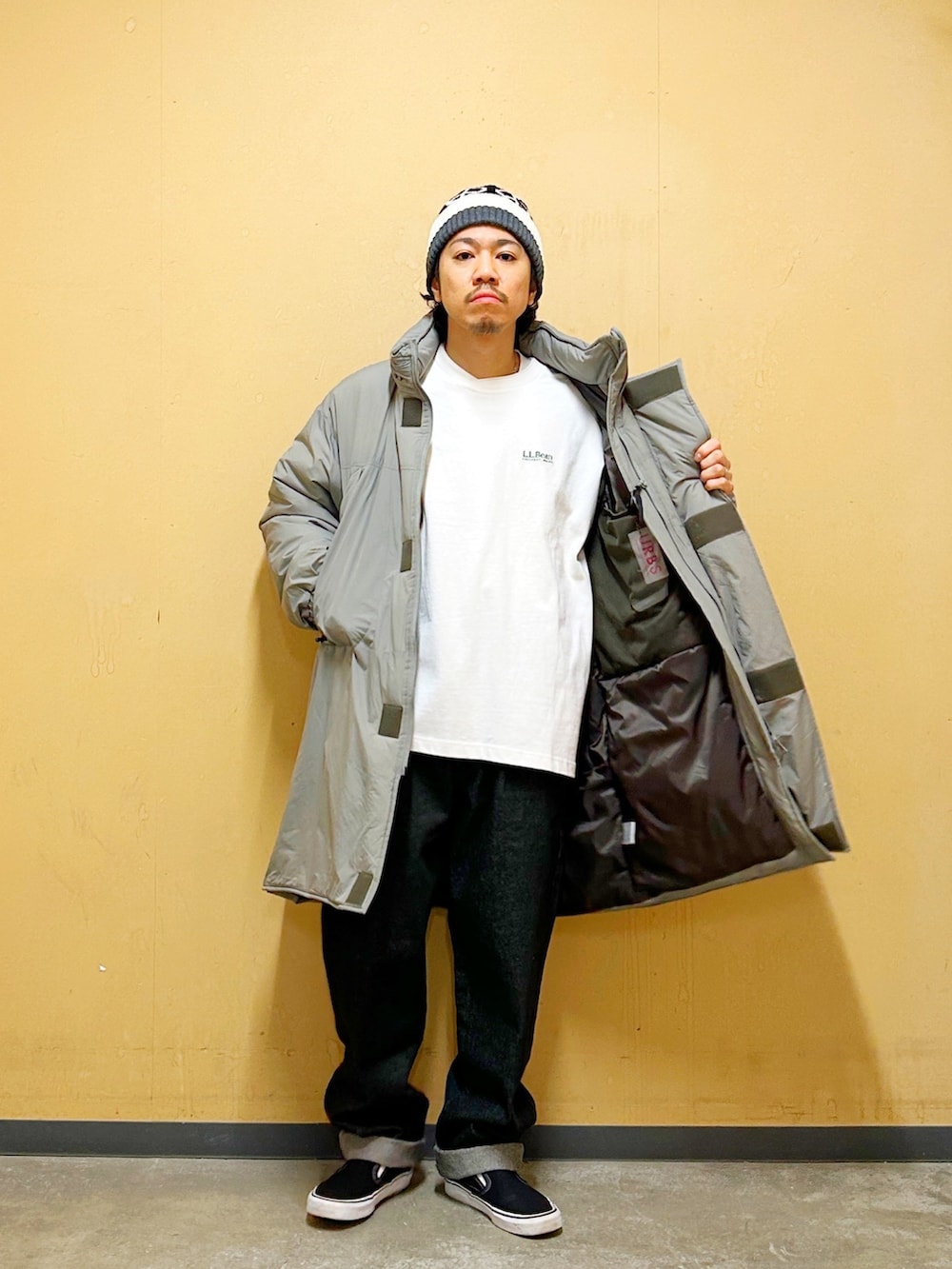 グリーン系のダウンジャケット/コート、ブラック系のデニムパンツを着用したメンズの冬コーディネートの2枚目の写真