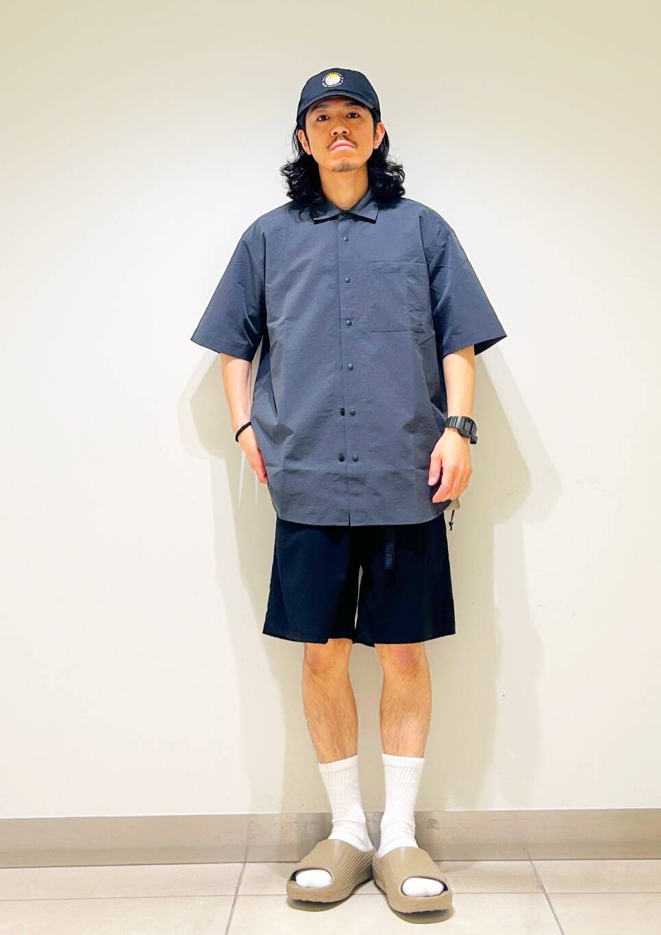 「シャツ、カジュアル、Tシャツ、urbanresearchdoors、オーバーサイズ、イージーパンツ、オーバーシルエット、サンダル、キャップ、アウトドア、機能素材、半袖シャツ、低身長、アーバンリサーチドアーズ」｜「Gramicciの『別注』GRAMICCI　Stretch Gabardine Short（その他パンツ、ブルー系）」を使った、DAIKI TAKEYAさん（メンズ・165cm）の夏コーディネートの6枚目の写真