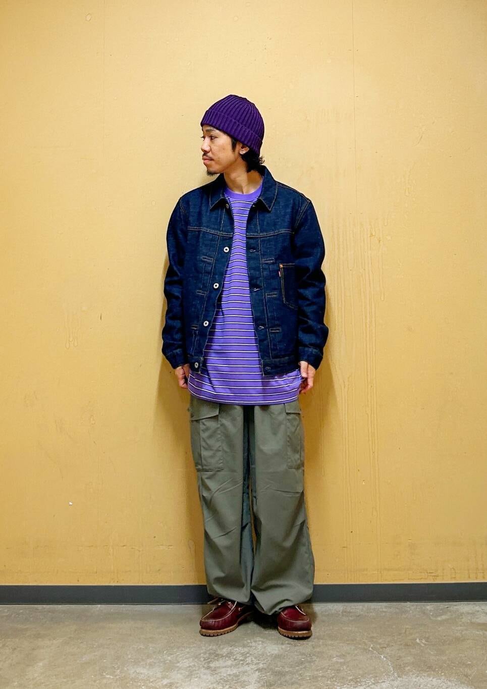 グリーン系のその他パンツ、パープル系のTシャツ/カットソー、ブルー系のデニムジャケットを着用したメンズの夏コーディネートの3枚目の写真