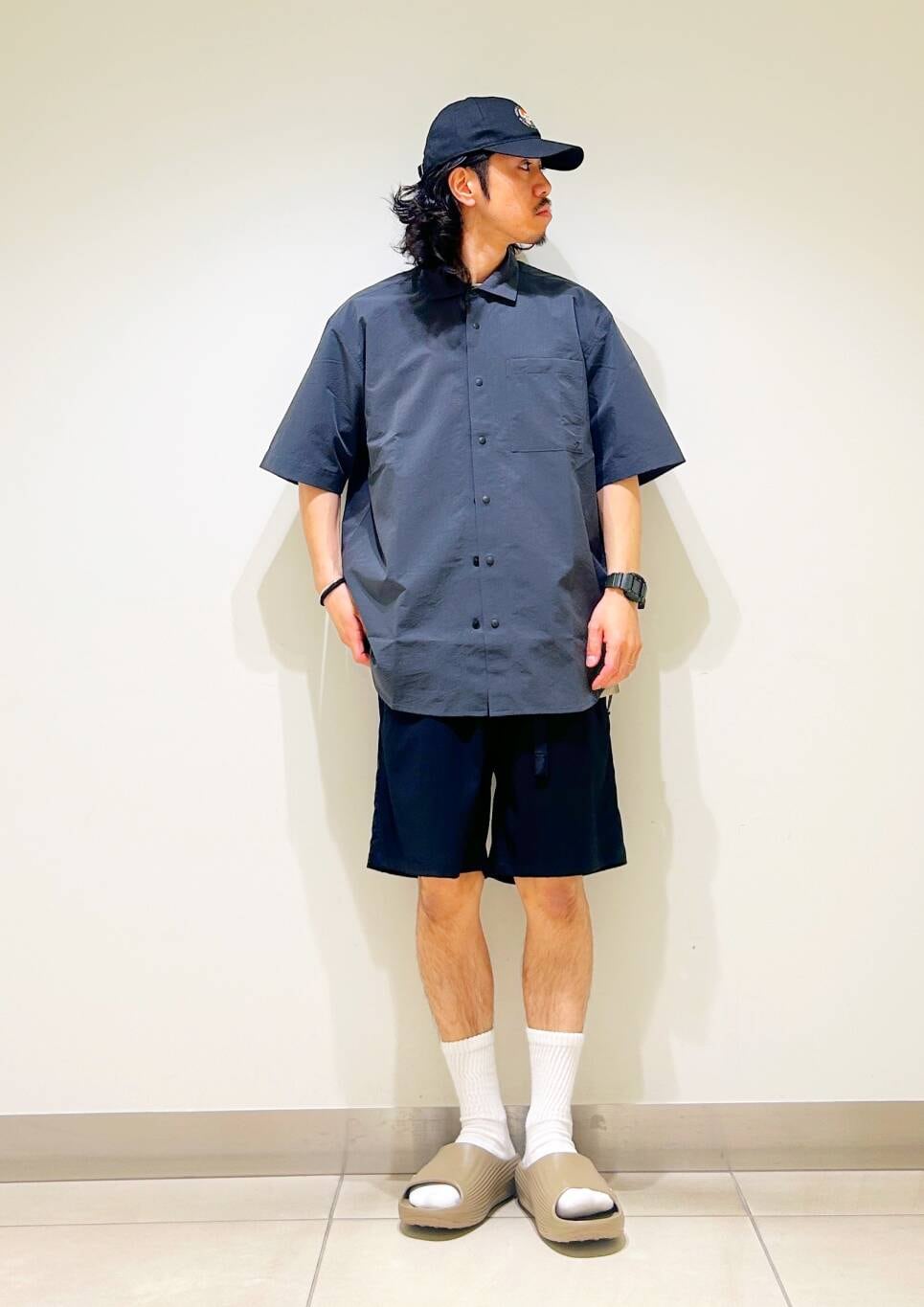 「シャツ、カジュアル、Tシャツ、urbanresearchdoors、オーバーサイズ、イージーパンツ、オーバーシルエット、サンダル、キャップ、アウトドア、機能素材、半袖シャツ、低身長、アーバンリサーチドアーズ」｜「Gramicciの『別注』GRAMICCI　Stretch Gabardine Short（その他パンツ、ブルー系）」を使った、DAIKI TAKEYAさん（メンズ・165cm）の夏コーディネートの3枚目の写真
