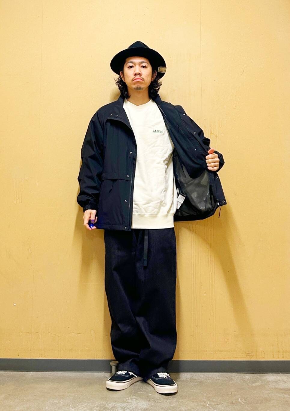 「デニム、スニーカー、ジャケット、vans、カジュアル、urbanresearchdoors、オーバーサイズ、イージーパンツ、アウター、オーバーシルエット、スウェット、デニムパンツ、Gramicci、グラミチ、ブルゾン」｜「VANSのVANS　UA Authentic（スニーカー、ブラック系）」を使った、DAIKI TAKEYAさん（メンズ・165cm）の冬コーディネートの4枚目の写真