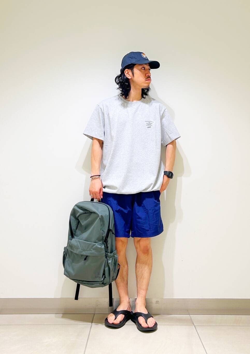 「カジュアル、Tシャツ、urbanresearchdoors、オーバーサイズ、イージーパンツ、オーバーシルエット、サンダル、キャップ、アウトドア、機能素材、NIKE、低身長、アーバンリサーチドアーズ、ショーツ、doors」｜「OOFOSのOOFOS　Ooriginal（サンダル、ブラック系）」を使った、DAIKI TAKEYAさん（メンズ・165cm）の夏コーディネートの4枚目の写真