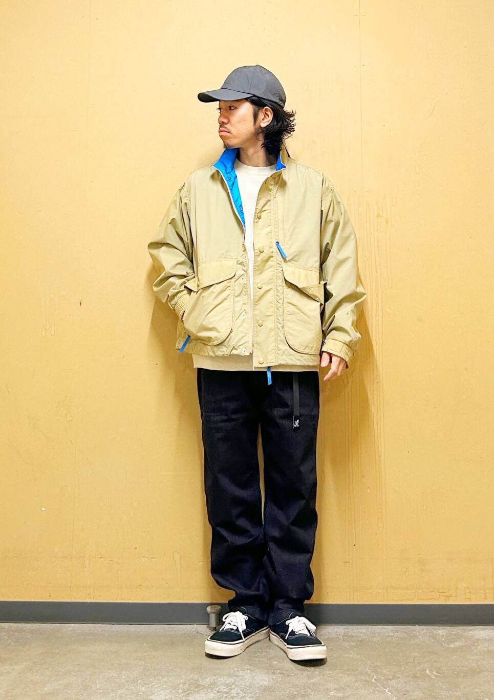 「デニム、スニーカー、vans、カジュアル、urbanresearchdoors、オーバーサイズ、イージーパンツ、アウター、オーバーシルエット、スウェット、Gramicci、グラミチ、トラウザー、低身長、アーバンリサーチドアーズ」｜「VANSのVANS　UA Authentic（スニーカー、ブラック系）」を使った、DAIKI TAKEYAさん（メンズ・165cm）の冬コーディネートの5枚目の写真