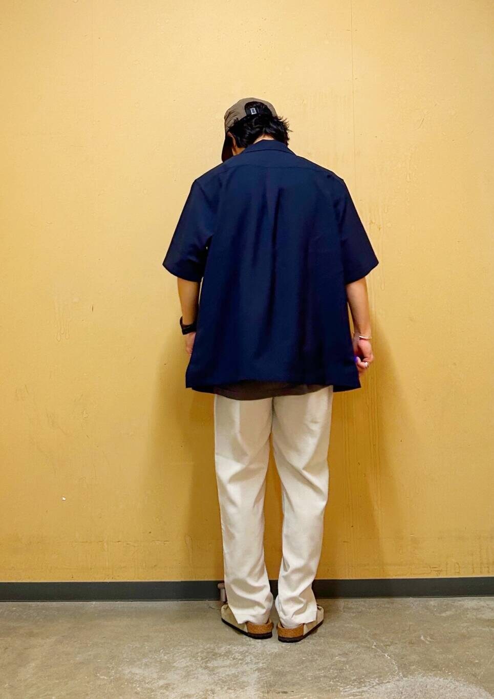グレー系のタンクトップ、ホワイト系のその他パンツ、ブルー系のシャツ/ブラウスを着用したメンズの夏コーディネートの7枚目の写真
