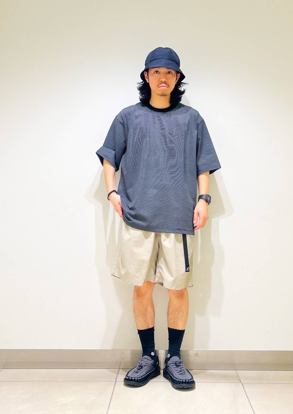 「カジュアル、Tシャツ、urbanresearchdoors、オーバーサイズ、オーバーシルエット、サンダル、アウトドア、機能素材、Gramicci、グラミチ、低身長、アーバンリサーチドアーズ、ショーツ、doors、ルーズ」｜「GramicciのGramicci / LOWERCASE　NYLON LOOSE SHORT（その他パンツ、グレー系）」を使った、DAIKI TAKEYAさん（メンズ・165cm）の夏コーディネートの2枚目の写真