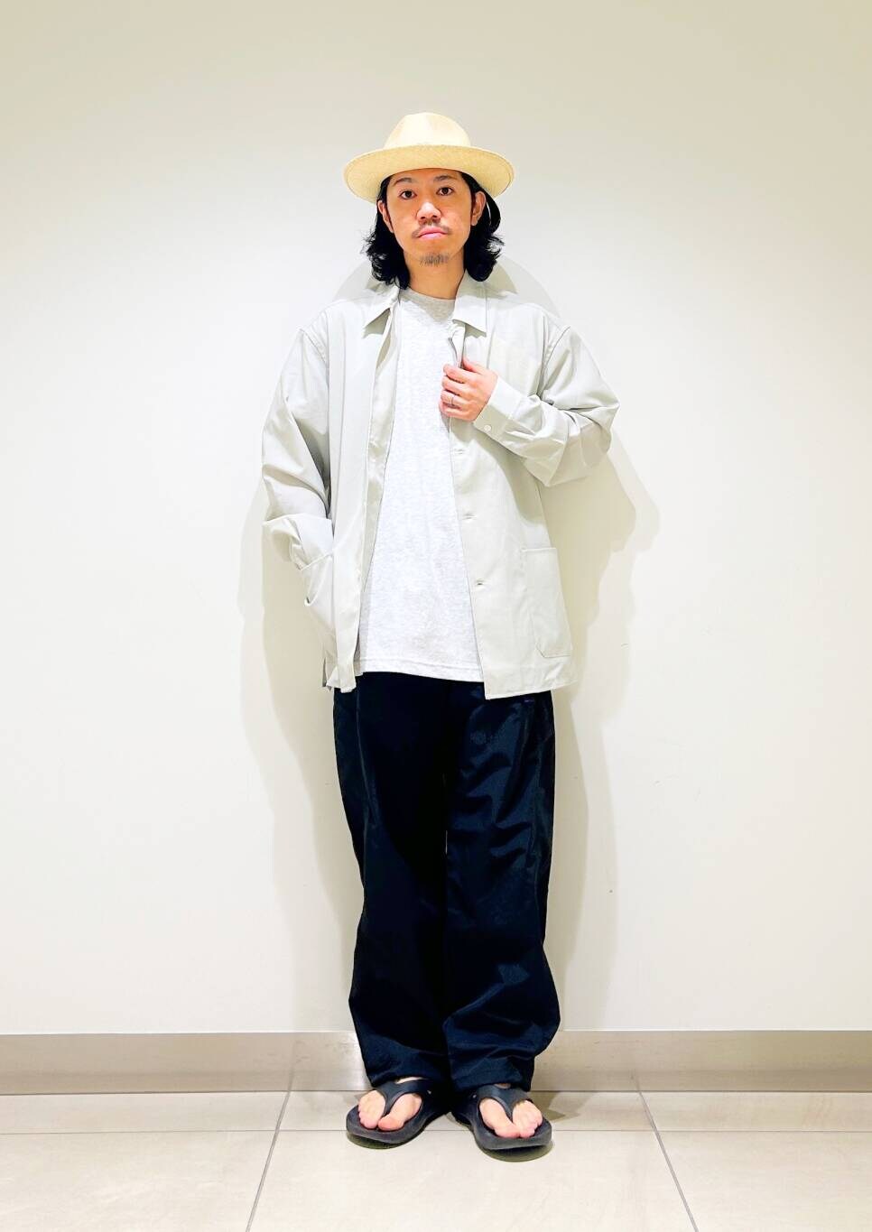 「シャツ、カジュアル、Tシャツ、urbanresearchdoors、オーバーサイズ、イージーパンツ、オーバーシルエット、機能素材、トラウザー、低身長、アーバンリサーチドアーズ、OOFOS、doors、ルーズ、ゆったり」｜「URBAN RESEARCH DOORSの『UR TECH DRYLUXE』 LONG-SLEEVE SHIRTS（シャツ/ブラウス、ベージュ系）」を使った、DAIKI TAKEYAさん（メンズ・165cm）の春コーディネートの6枚目の写真