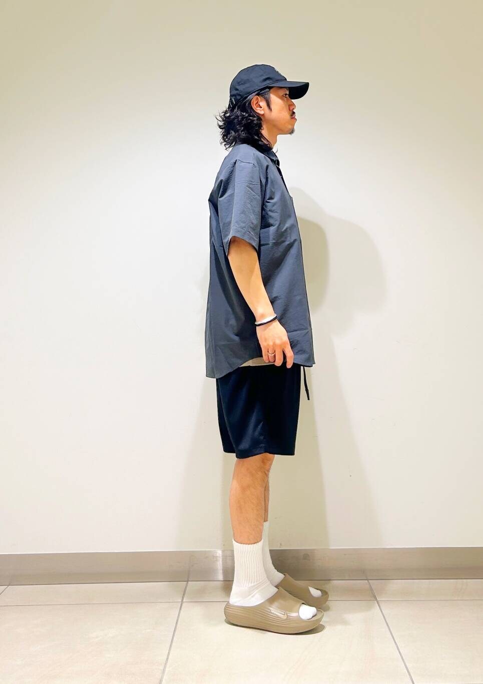 「シャツ、カジュアル、Tシャツ、urbanresearchdoors、オーバーサイズ、イージーパンツ、オーバーシルエット、サンダル、キャップ、アウトドア、機能素材、半袖シャツ、低身長、アーバンリサーチドアーズ」｜「Gramicciの『別注』GRAMICCI　Stretch Gabardine Short（その他パンツ、ブルー系）」を使った、DAIKI TAKEYAさん（メンズ・165cm）の夏コーディネートの7枚目の写真