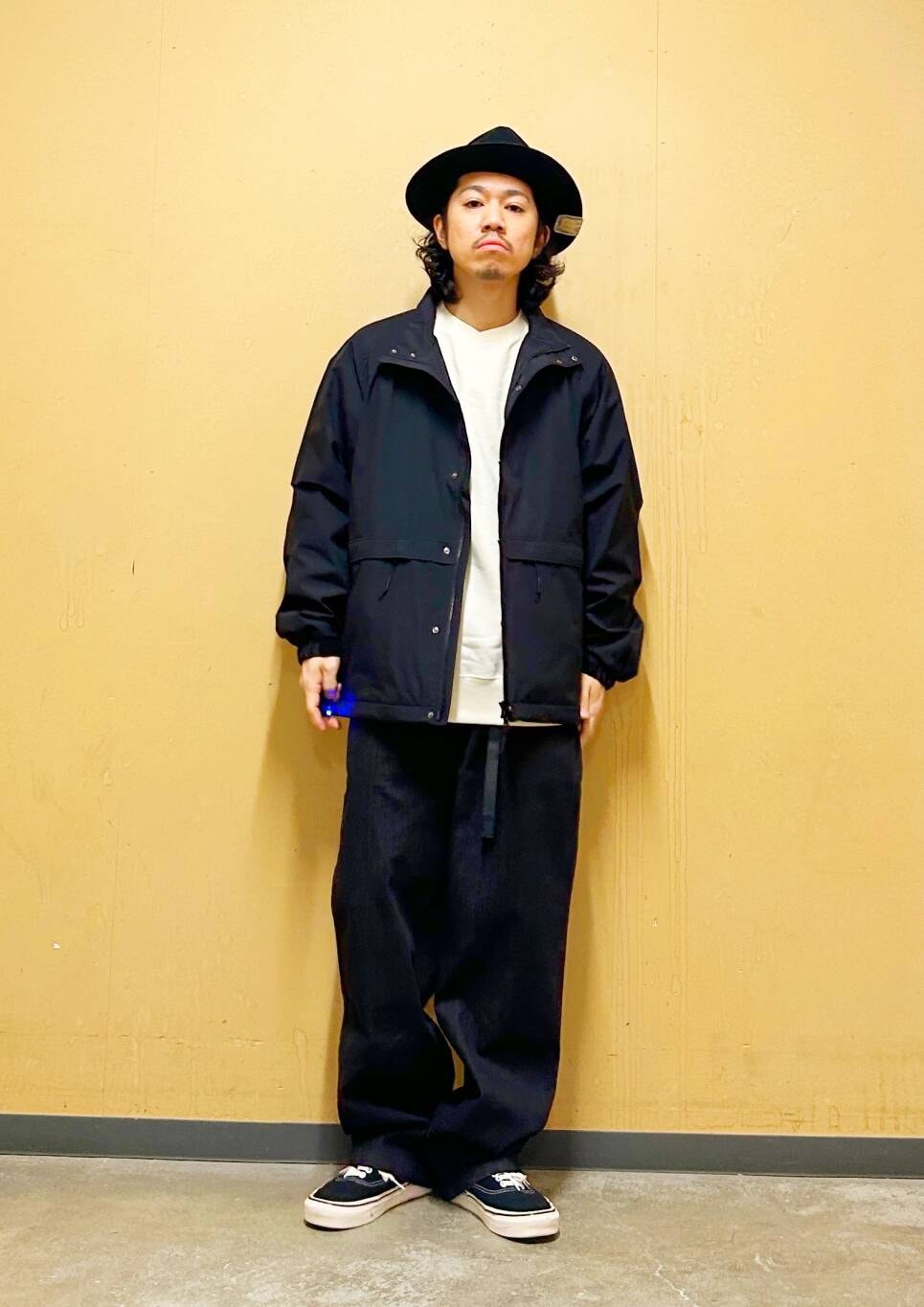 「デニム、スニーカー、ジャケット、vans、カジュアル、urbanresearchdoors、オーバーサイズ、イージーパンツ、アウター、オーバーシルエット、スウェット、デニムパンツ、Gramicci、グラミチ、ブルゾン」｜「VANSのVANS　UA Authentic（スニーカー、ブラック系）」を使った、DAIKI TAKEYAさん（メンズ・165cm）の冬コーディネートの5枚目の写真