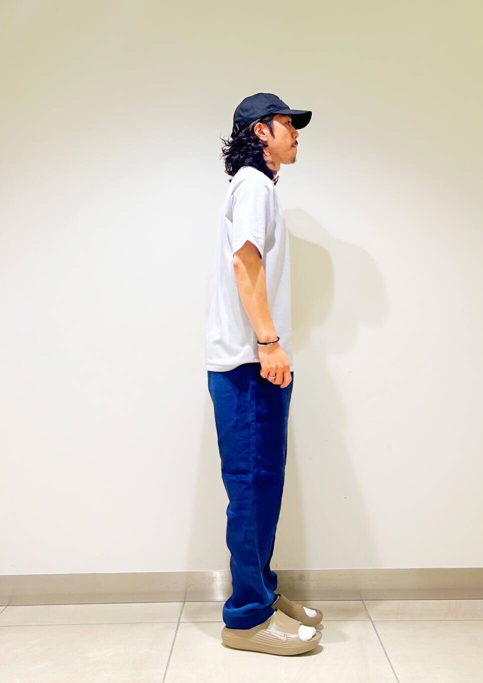 「カジュアル、Tシャツ、urbanresearchdoors、オーバーサイズ、イージーパンツ、オーバーシルエット、サンダル、キャップ、トラウザー、低身長、アーバンリサーチドアーズ、リネン、doors、ルーズ、ゆったり」｜「URBAN RESEARCH DOORSの『イージーケア』ポンチポケットショートスリーブTシャツ（Tシャツ/カットソー、グレー系）」を使った、DAIKI TAKEYAさん（メンズ・165cm）の夏コーディネートの6枚目の写真