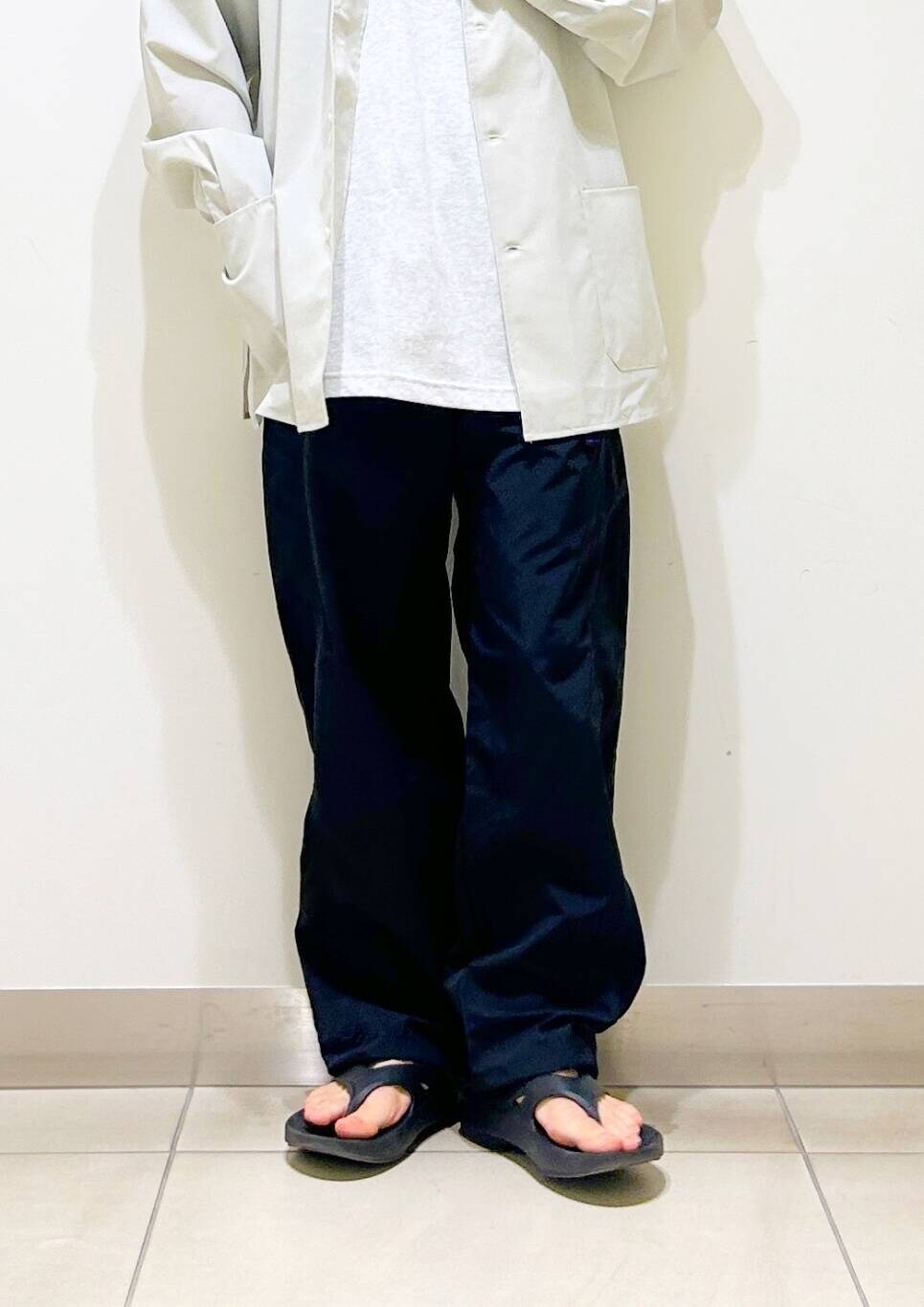 「シャツ、カジュアル、Tシャツ、urbanresearchdoors、オーバーサイズ、イージーパンツ、オーバーシルエット、機能素材、トラウザー、低身長、アーバンリサーチドアーズ、OOFOS、doors、ルーズ、ゆったり」｜「URBAN RESEARCH DOORSの『UR TECH DRYLUXE』 LONG-SLEEVE SHIRTS（シャツ/ブラウス、ベージュ系）」を使った、DAIKI TAKEYAさん（メンズ・165cm）の春コーディネートの10枚目の写真
