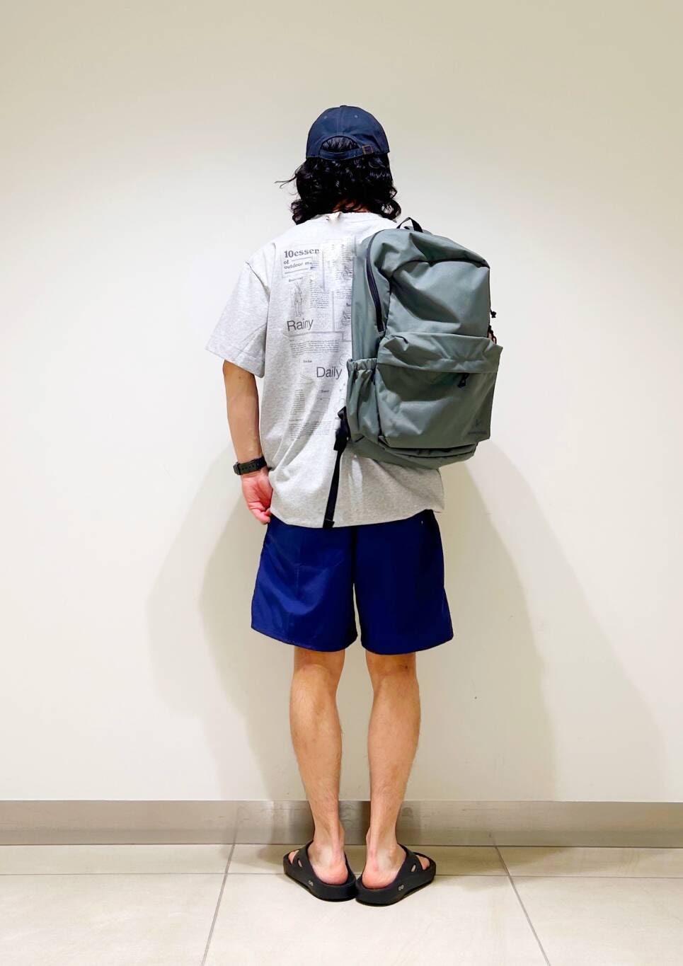 「カジュアル、Tシャツ、urbanresearchdoors、オーバーサイズ、イージーパンツ、オーバーシルエット、サンダル、キャップ、アウトドア、機能素材、NIKE、低身長、アーバンリサーチドアーズ、ショーツ、doors」｜「OOFOSのOOFOS　Ooriginal（サンダル、ブラック系）」を使った、DAIKI TAKEYAさん（メンズ・165cm）の夏コーディネートの8枚目の写真