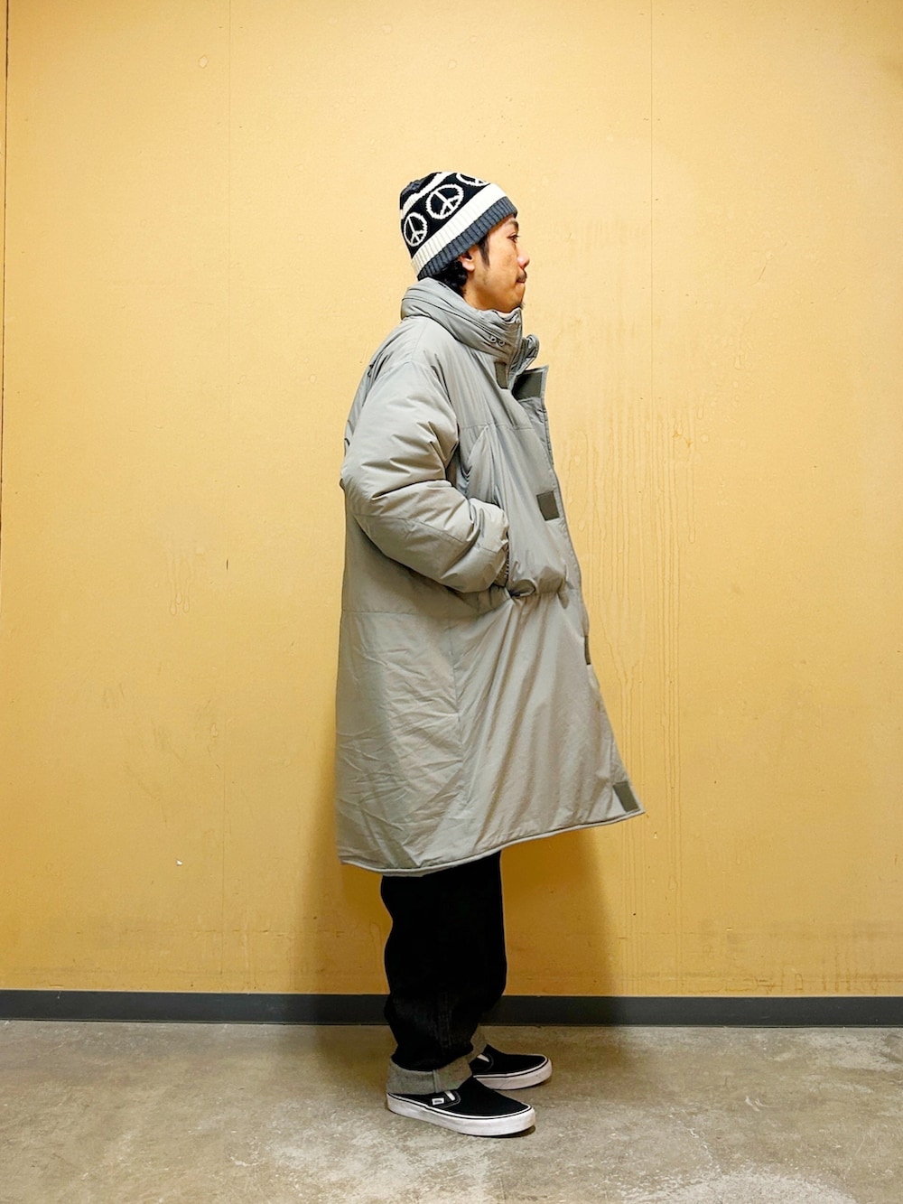 グリーン系のダウンジャケット/コート、ブラック系のデニムパンツを着用したメンズの冬コーディネートの4枚目の写真