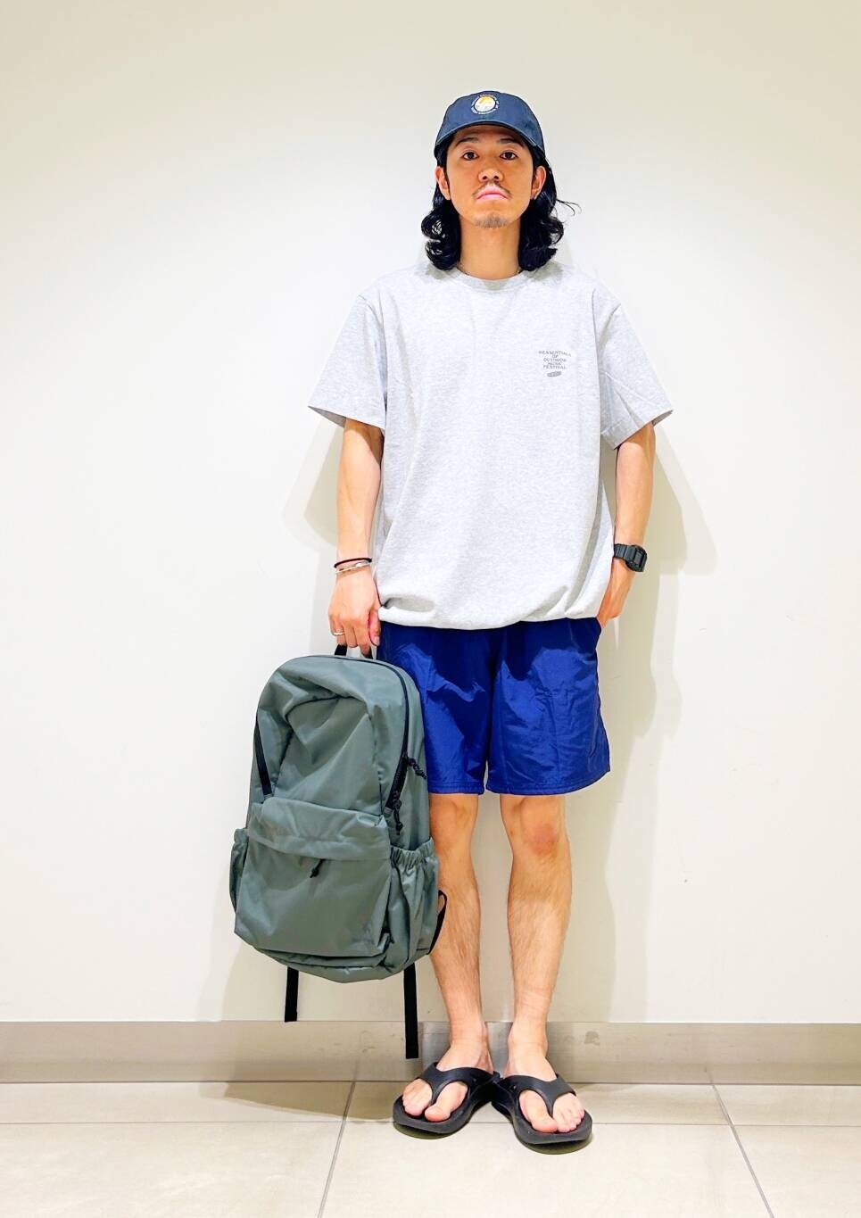 「カジュアル、Tシャツ、urbanresearchdoors、オーバーサイズ、イージーパンツ、オーバーシルエット、サンダル、キャップ、アウトドア、機能素材、NIKE、低身長、アーバンリサーチドアーズ、ショーツ、doors」｜「OOFOSのOOFOS　Ooriginal（サンダル、ブラック系）」を使った、DAIKI TAKEYAさん（メンズ・165cm）の夏コーディネートの5枚目の写真