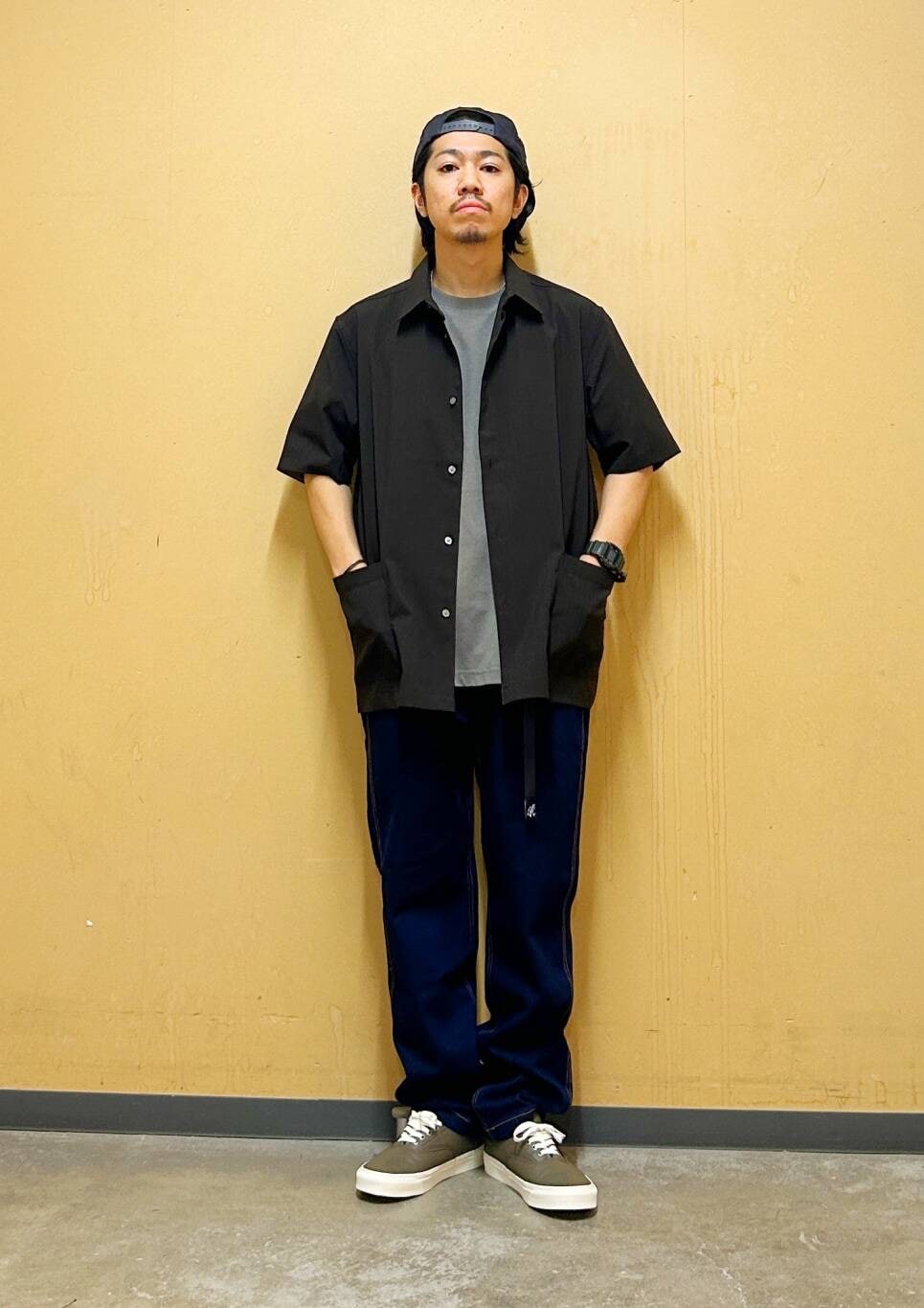 グレー系のTシャツ/カットソー、ブルー系のデニムパンツ、ブラウン系のシャツ/ブラウスを着用したメンズの夏コーディネートの3枚目の写真