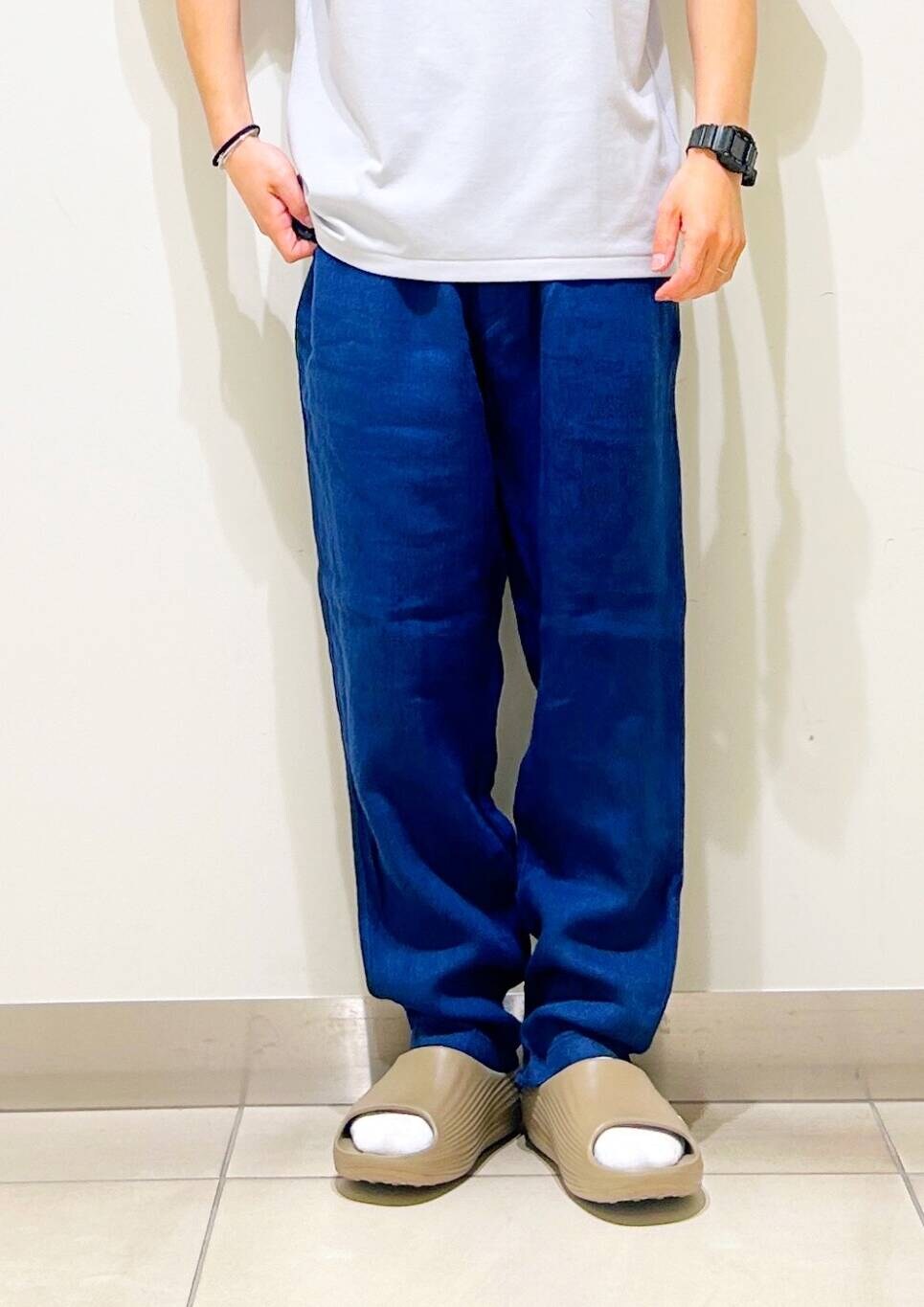 「カジュアル、Tシャツ、urbanresearchdoors、オーバーサイズ、イージーパンツ、オーバーシルエット、サンダル、キャップ、トラウザー、低身長、アーバンリサーチドアーズ、リネン、doors、ルーズ、ゆったり」｜「URBAN RESEARCH DOORSの『イージーケア』ポンチポケットショートスリーブTシャツ（Tシャツ/カットソー、グレー系）」を使った、DAIKI TAKEYAさん（メンズ・165cm）の夏コーディネートの9枚目の写真