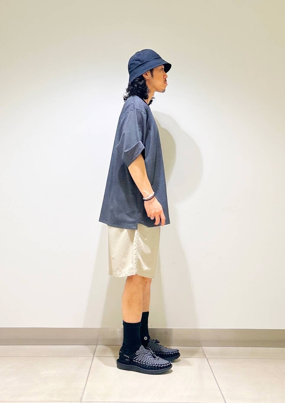 「カジュアル、Tシャツ、urbanresearchdoors、オーバーサイズ、オーバーシルエット、サンダル、アウトドア、機能素材、Gramicci、グラミチ、低身長、アーバンリサーチドアーズ、ショーツ、doors、ルーズ」｜「GramicciのGramicci / LOWERCASE　NYLON LOOSE SHORT（その他パンツ、グレー系）」を使った、DAIKI TAKEYAさん（メンズ・165cm）の夏コーディネートの7枚目の写真