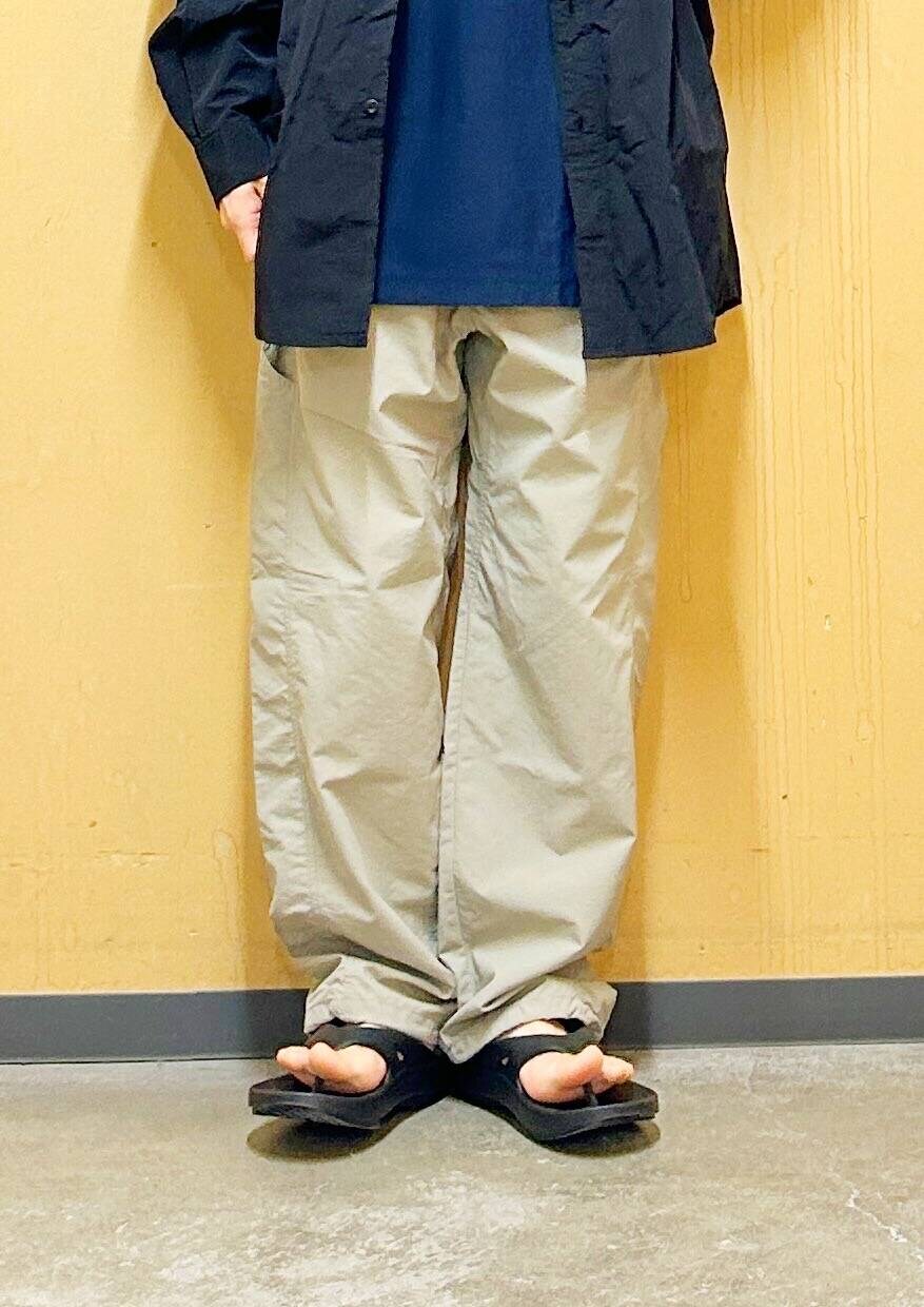 「シャツ、カジュアル、Tシャツ、urbanresearchdoors、オーバーサイズ、イージーパンツ、オーバーシルエット、サンダル、champion、アウトドア、チャンピオン、機能素材、トラウザー、クレイジーパターン」｜「OOFOSのOOFOS　Ooriginal（サンダル、ブラック系）」を使った、DAIKI TAKEYAさん（メンズ・165cm）の春コーディネートの10枚目の写真