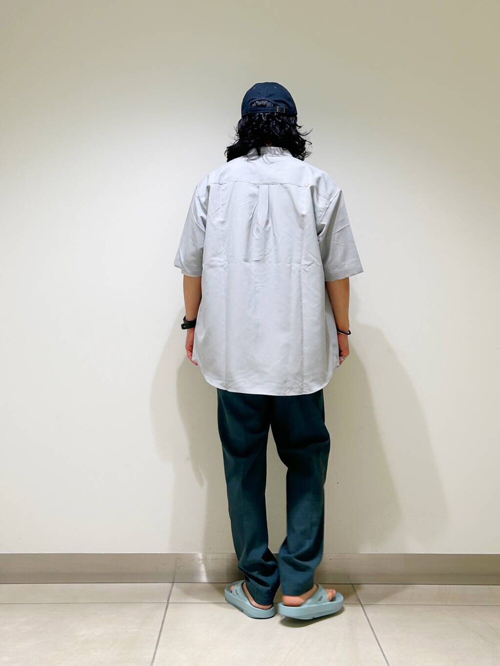 「シャツ、カジュアル、Tシャツ、urbanresearchdoors、オーバーサイズ、イージーパンツ、オーバーシルエット、サンダル、機能素材、トラウザー、半袖シャツ、低身長、アーバンリサーチドアーズ、OOFOS、doors」|「URBAN RESEARCH DOORSの『UR TECH DRYLUXE』『イージーケア/速乾/UVカット』テーパードパンツ(その他パンツ、グリーン系)」を使った、DAIKI TAKEYAさん(メンズ・165cm)の夏コーディネートの8枚目の写真