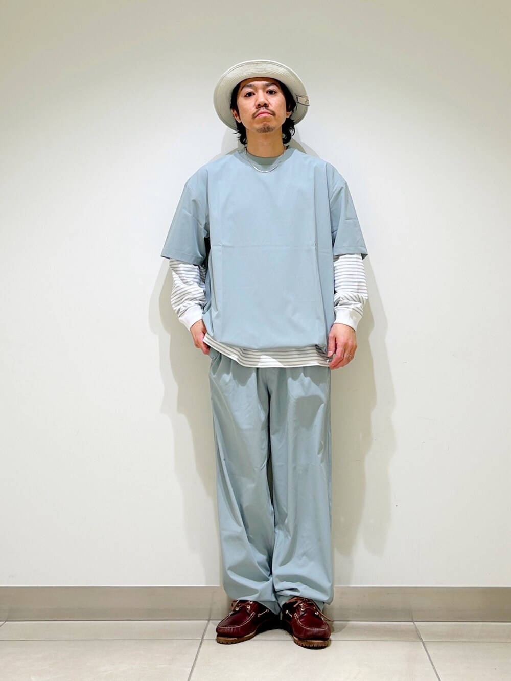 グリーン系のTシャツ/カットソー、ホワイト系のTシャツ/カットソー、グリーン系のその他パンツを着用したメンズの春コーディネートの3枚目の写真