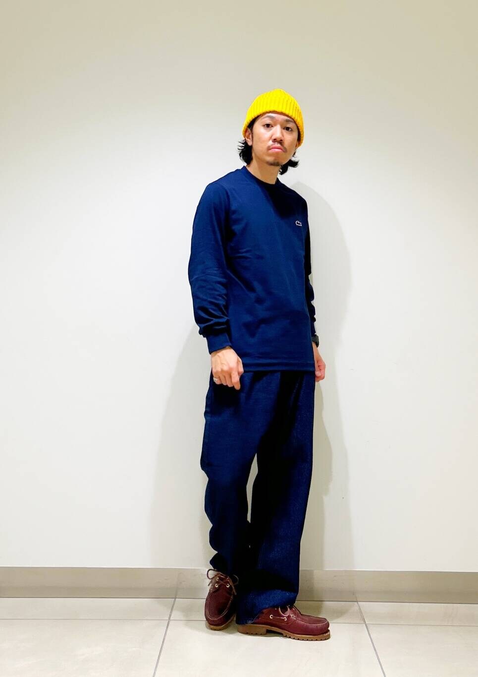 ブルー系のデニムパンツ、ブルー系のTシャツ/カットソー、イエロー系のニットキャップ/ビーニーを着用したメンズの秋コーディネートの5枚目の写真