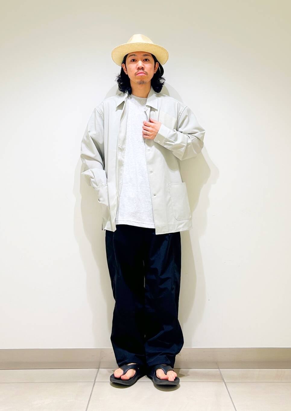 「シャツ、カジュアル、Tシャツ、urbanresearchdoors、オーバーサイズ、イージーパンツ、オーバーシルエット、機能素材、トラウザー、低身長、アーバンリサーチドアーズ、OOFOS、doors、ルーズ、ゆったり」｜「URBAN RESEARCH DOORSの『UR TECH DRYLUXE』 LONG-SLEEVE SHIRTS（シャツ/ブラウス、ベージュ系）」を使った、DAIKI TAKEYAさん（メンズ・165cm）の春コーディネートの5枚目の写真
