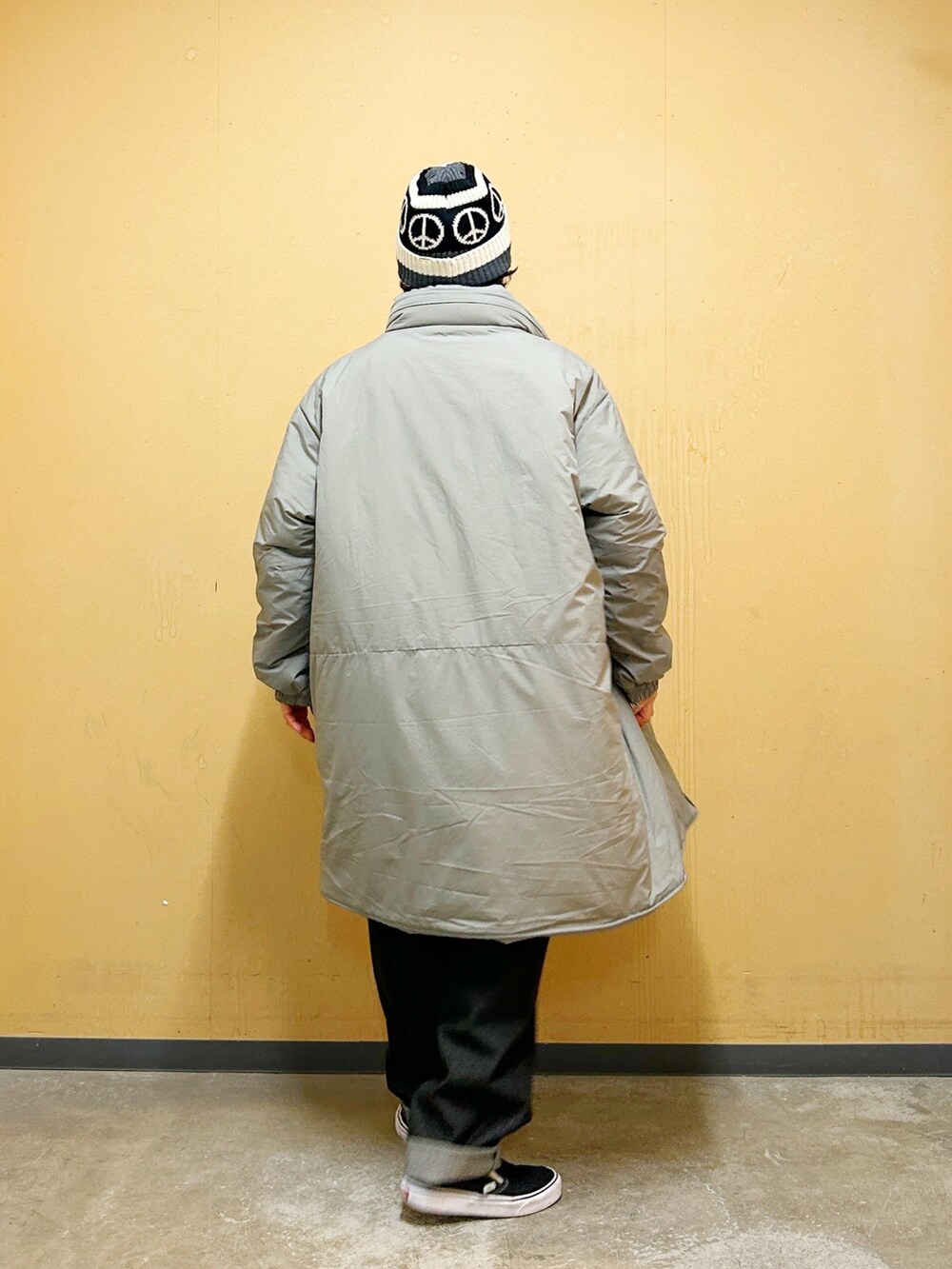 グリーン系のダウンジャケット/コート、ブラック系のデニムパンツを着用したメンズの冬コーディネートの5枚目の写真